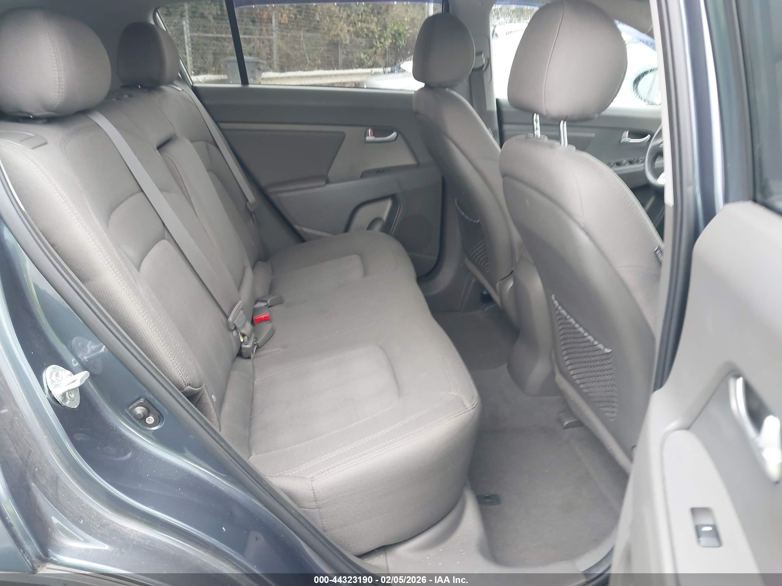 KIA SPORTAGE image 8