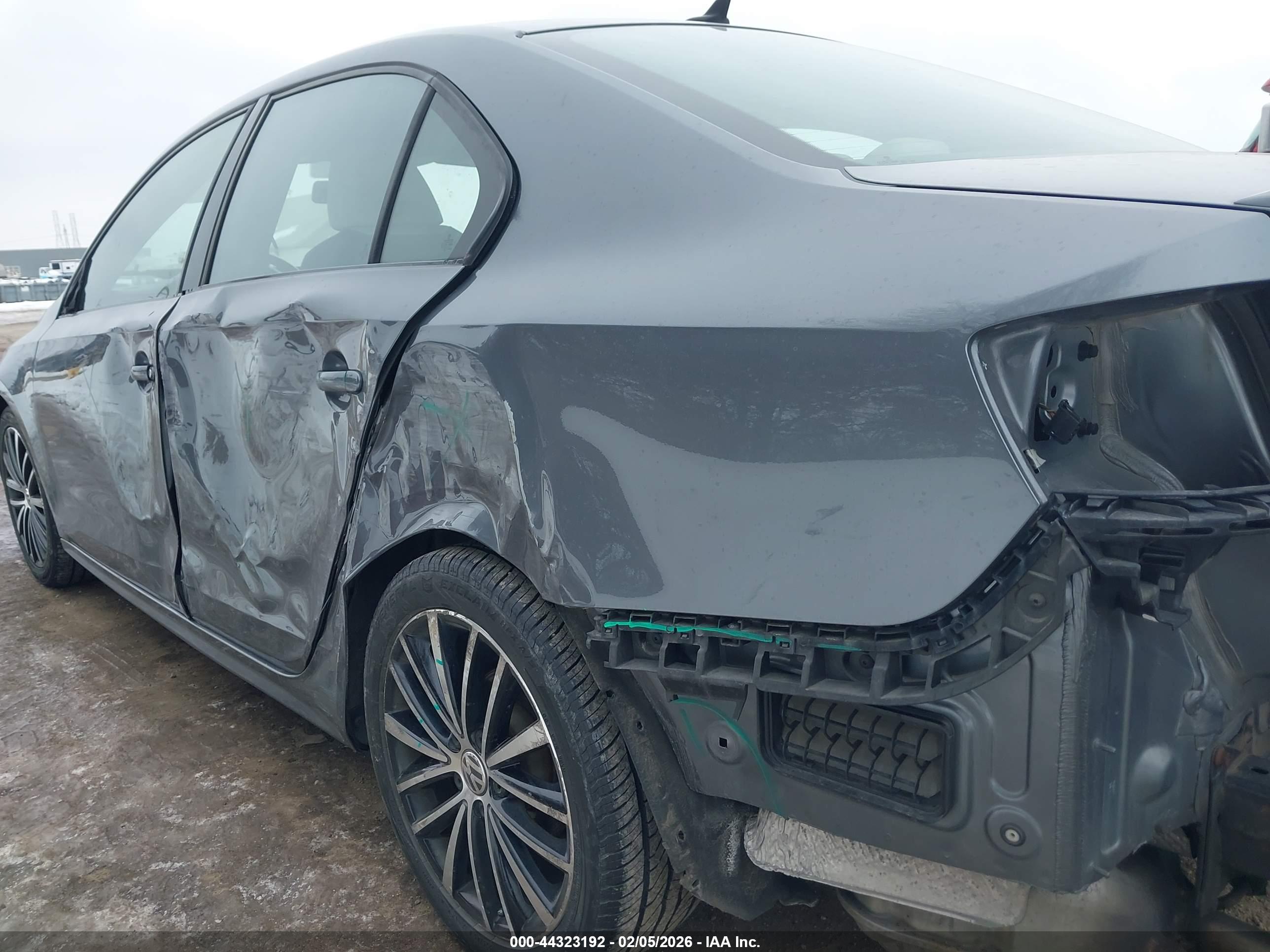 VOLKSWAGEN JETTA image 6