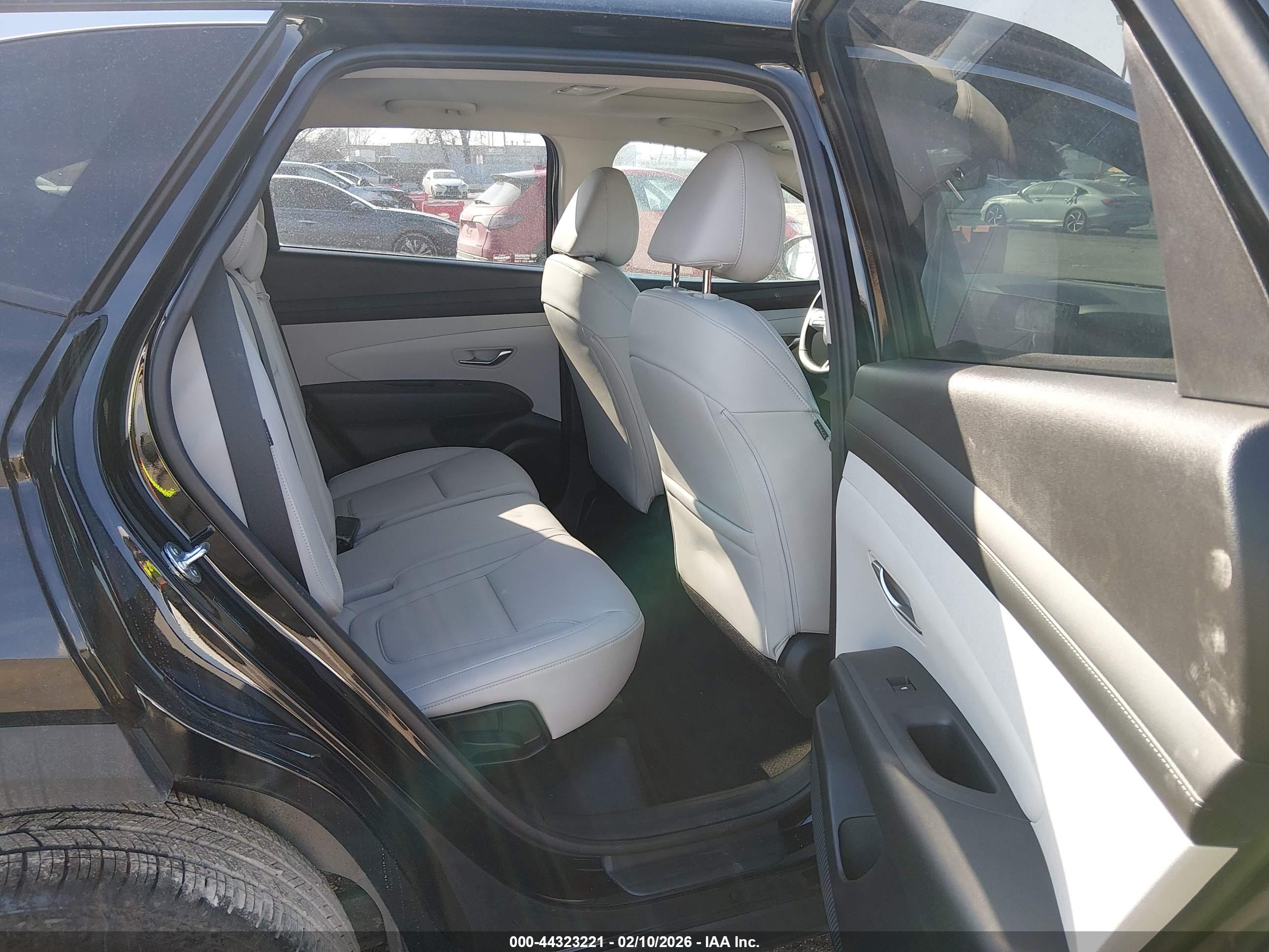 HYUNDAI TUCSON image 8