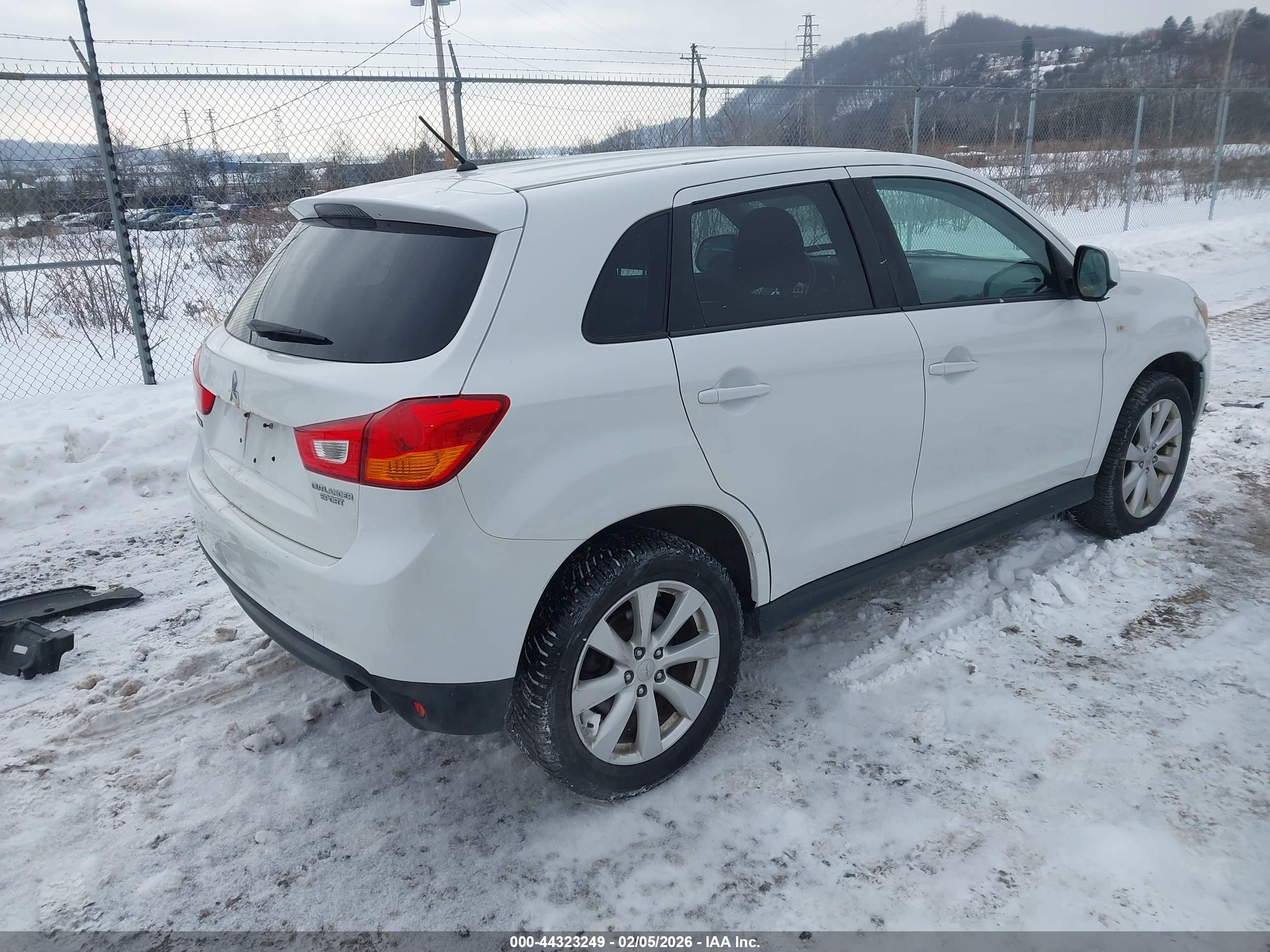 MITSUBISHI OUTLANDER image 4