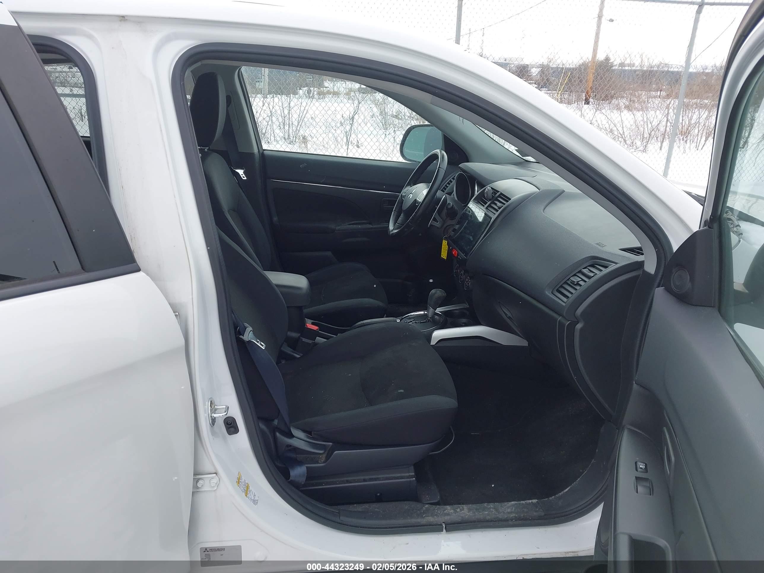 MITSUBISHI OUTLANDER image 5