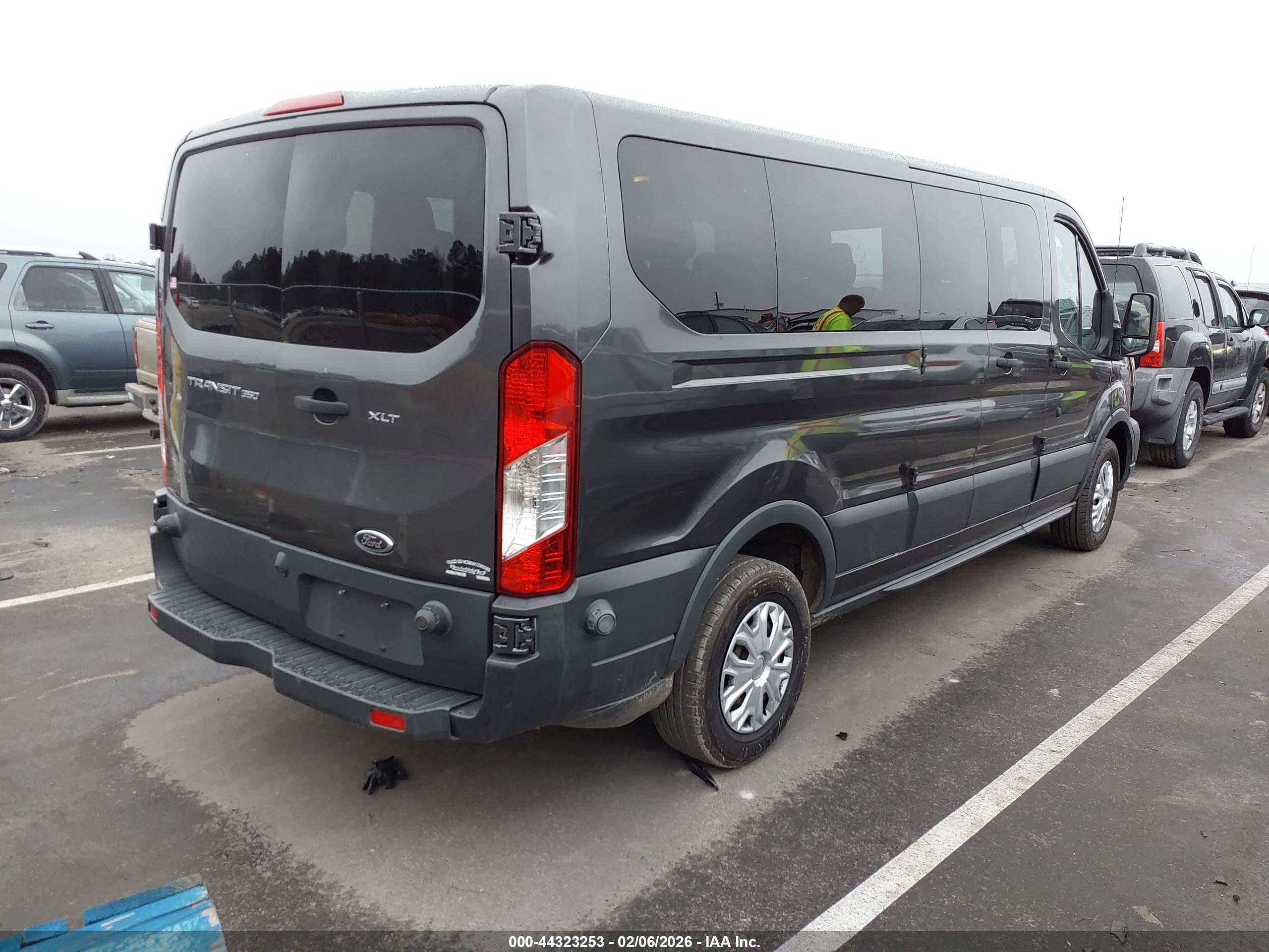 FORD TRANSIT-350 image 4