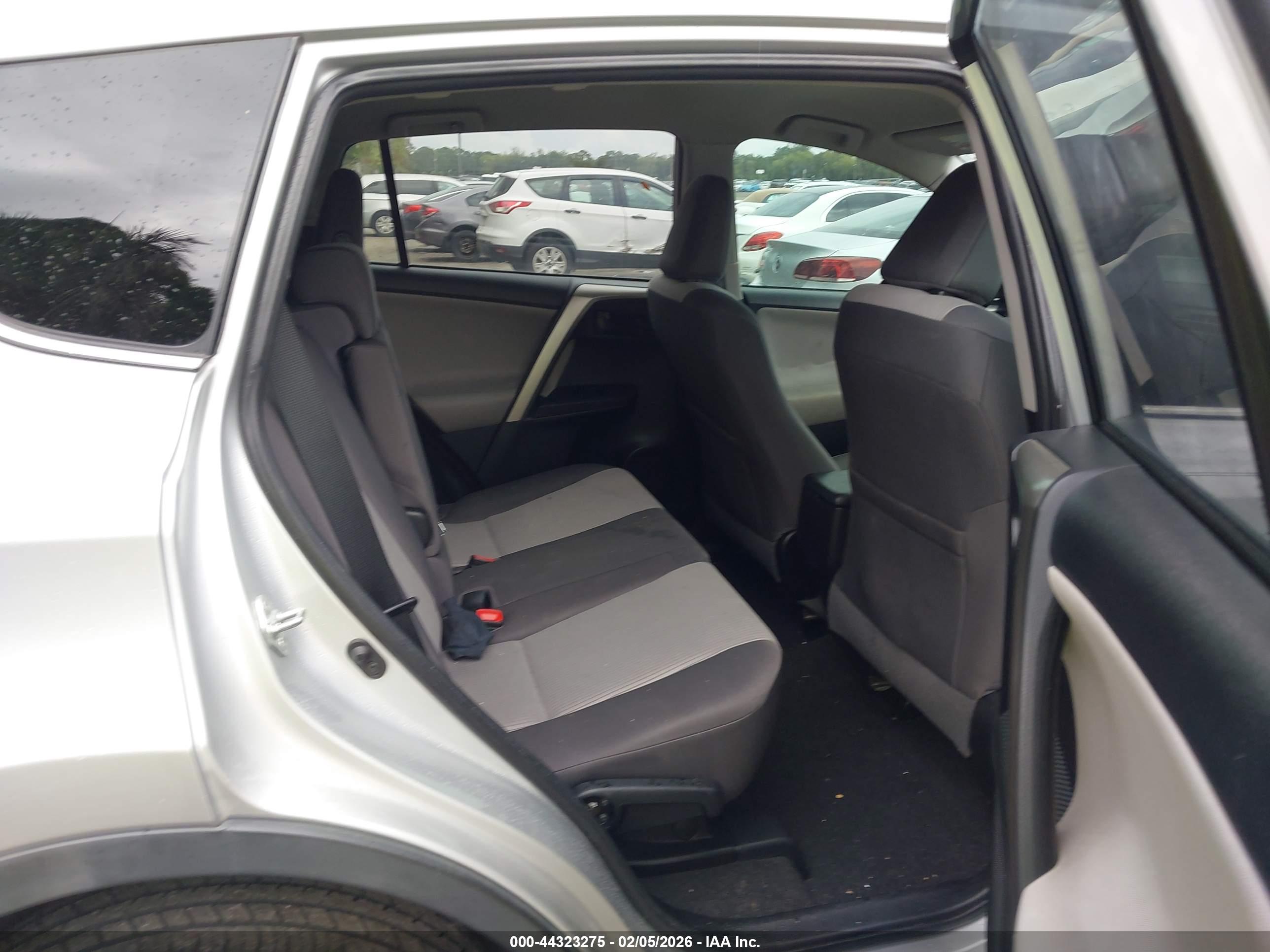 TOYOTA RAV4 image 8