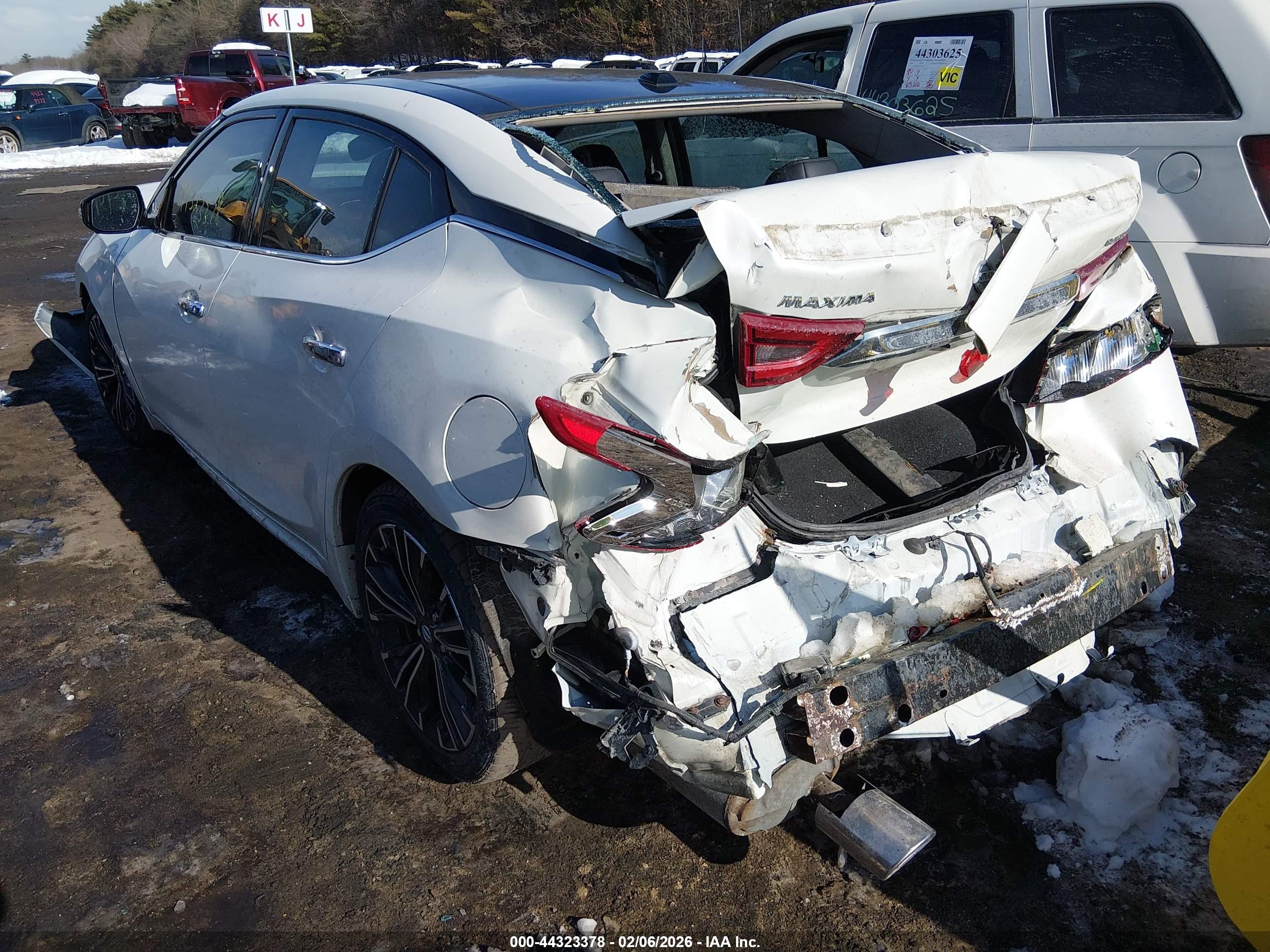 NISSAN MAXIMA image 3