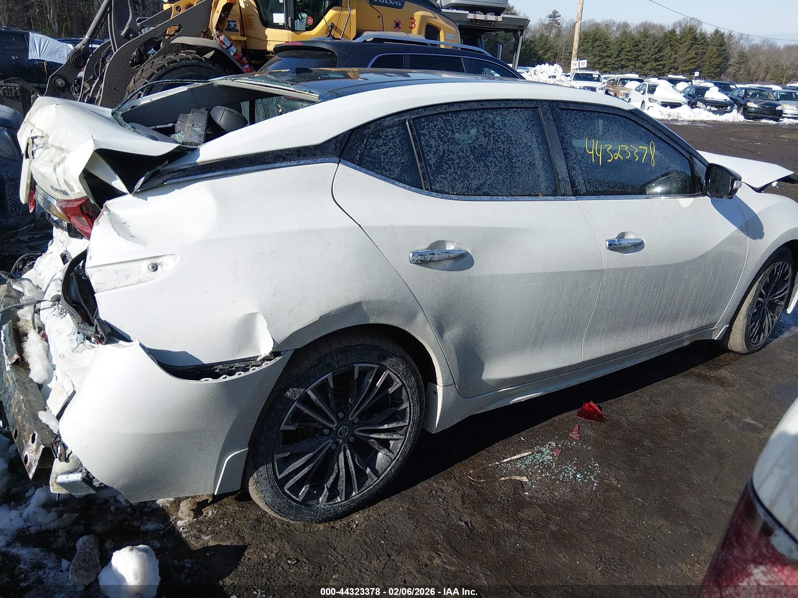 NISSAN MAXIMA image 4