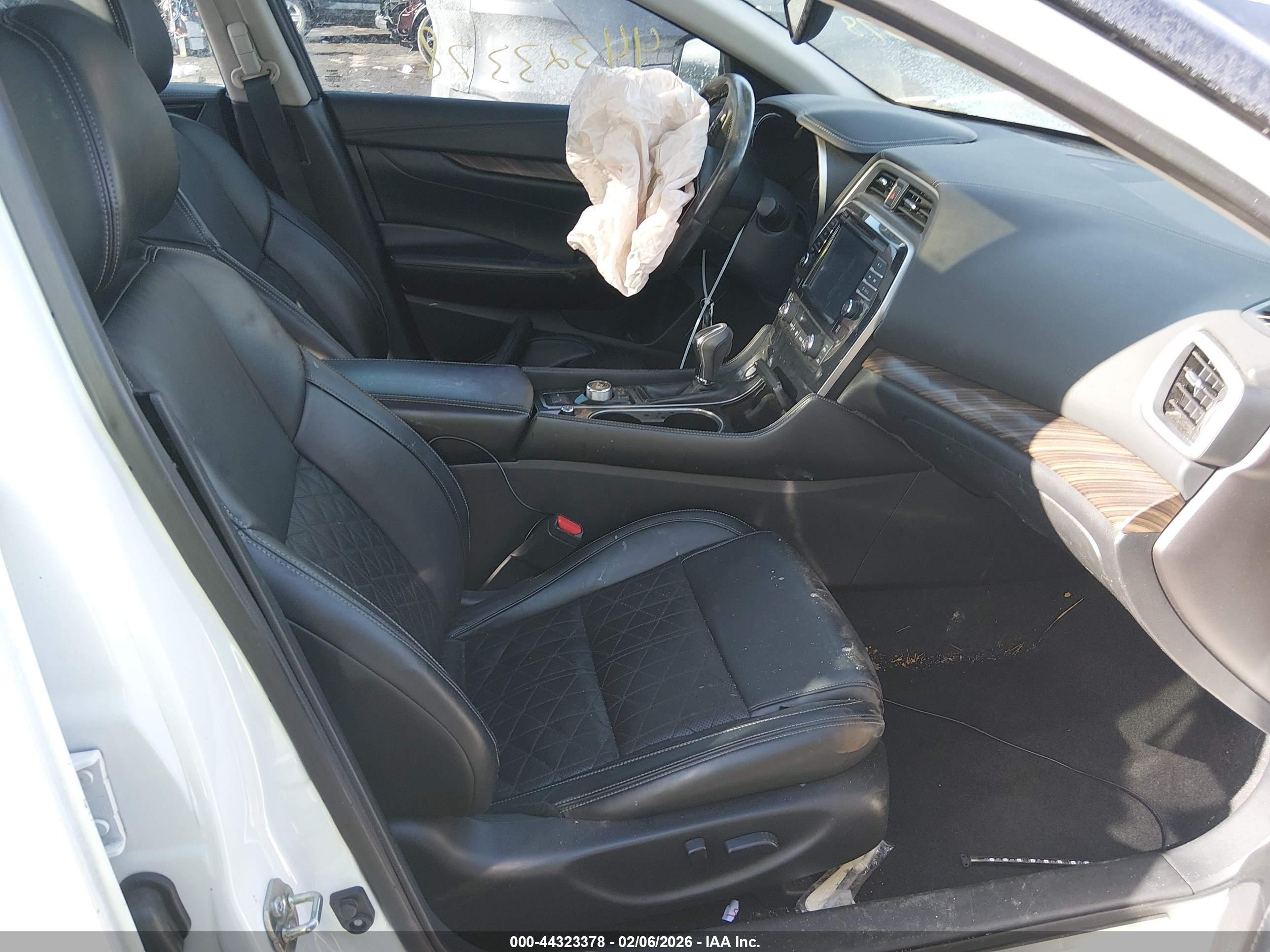 NISSAN MAXIMA image 5