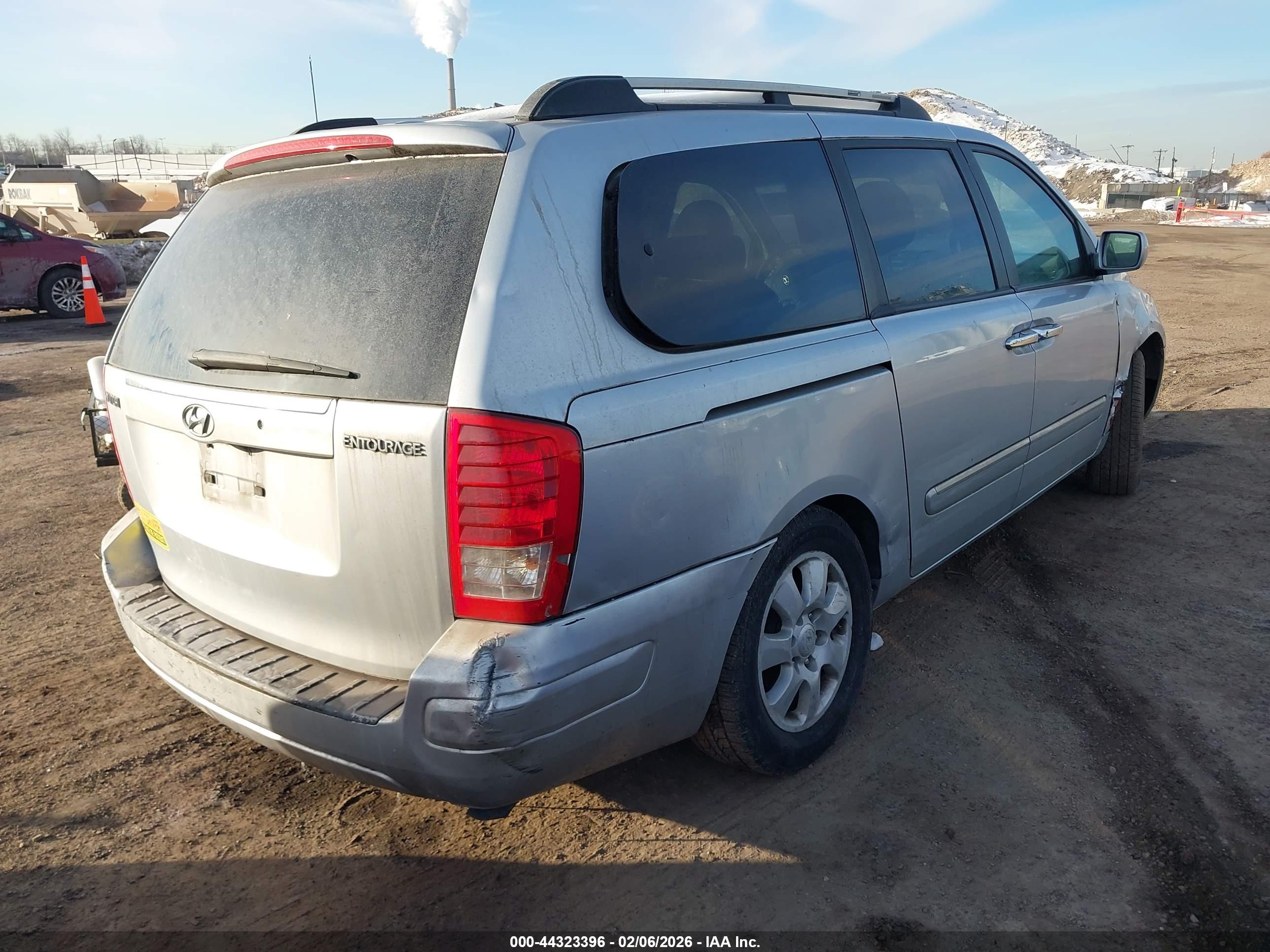 HYUNDAI ENTOURAGE image 4