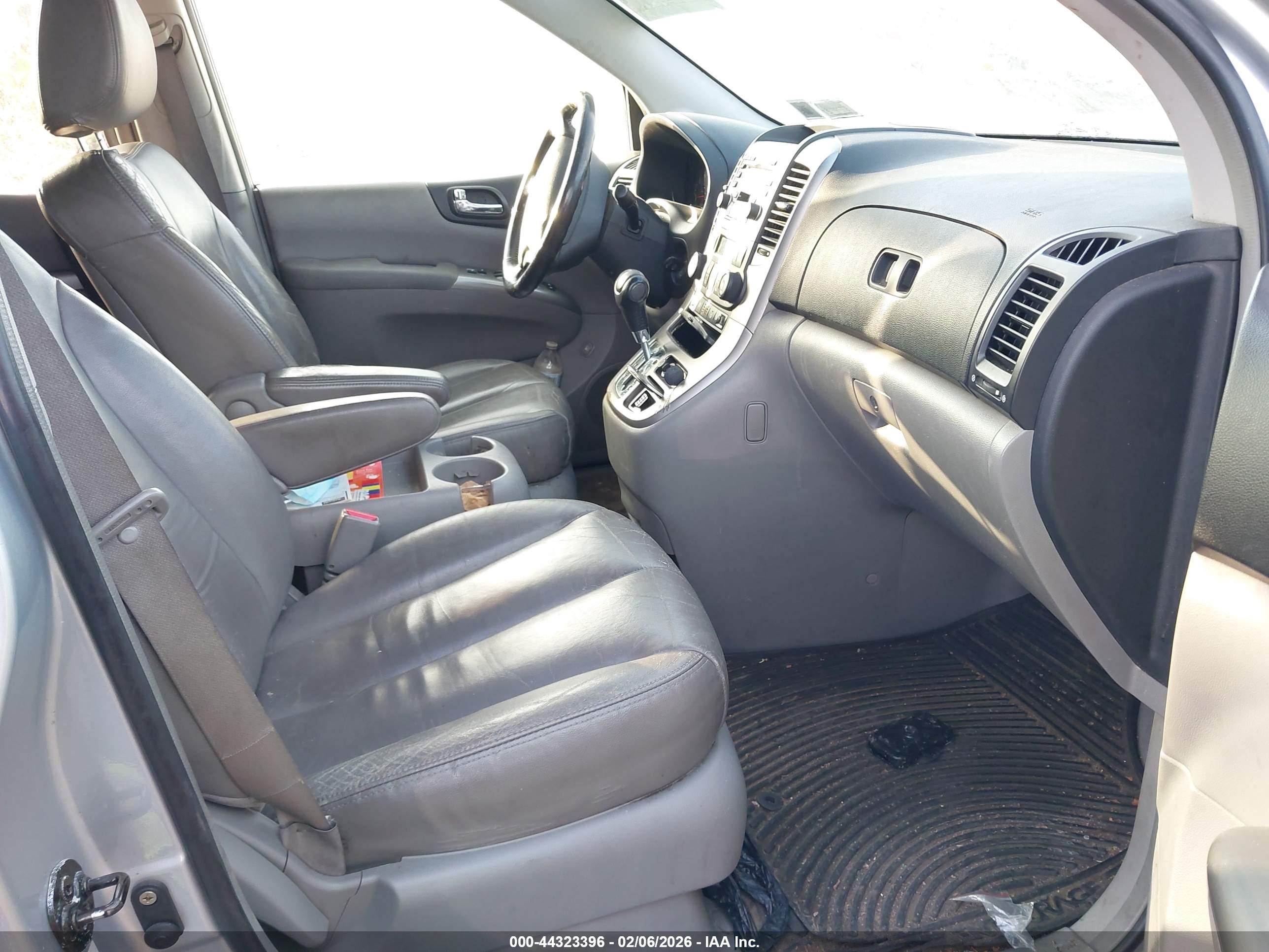 HYUNDAI ENTOURAGE image 5