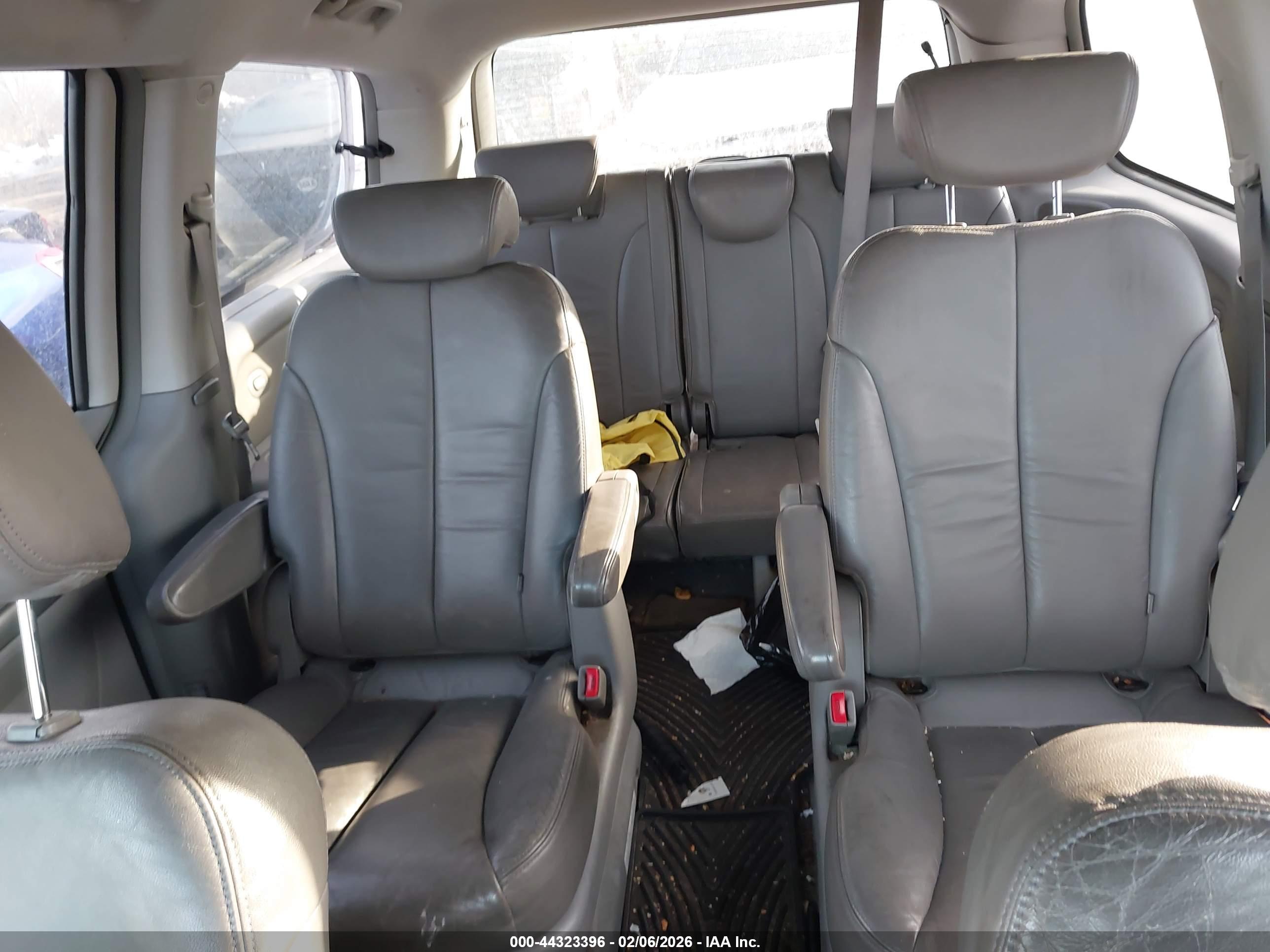 HYUNDAI ENTOURAGE image 8