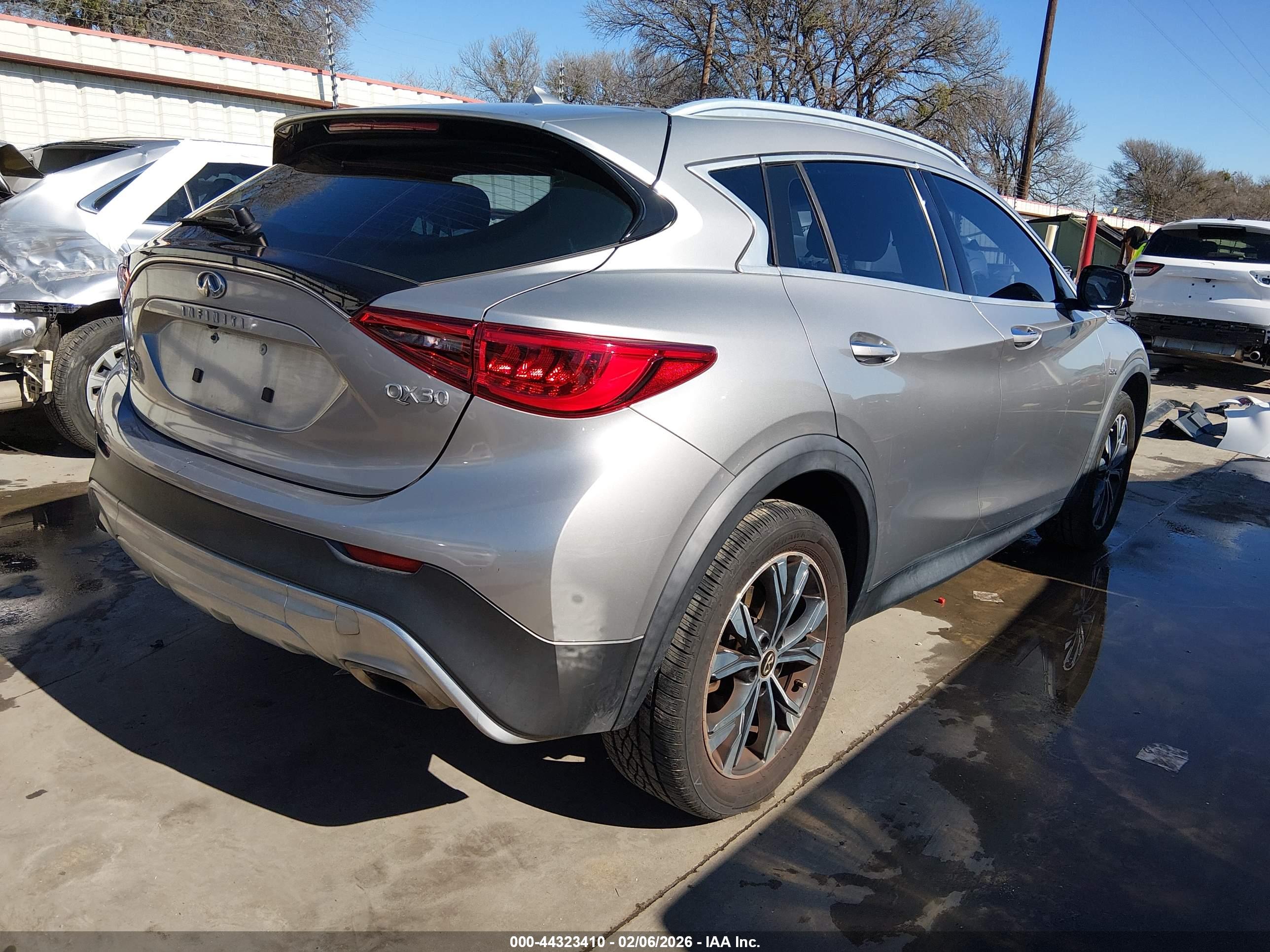 INFINITI QX30 image 4