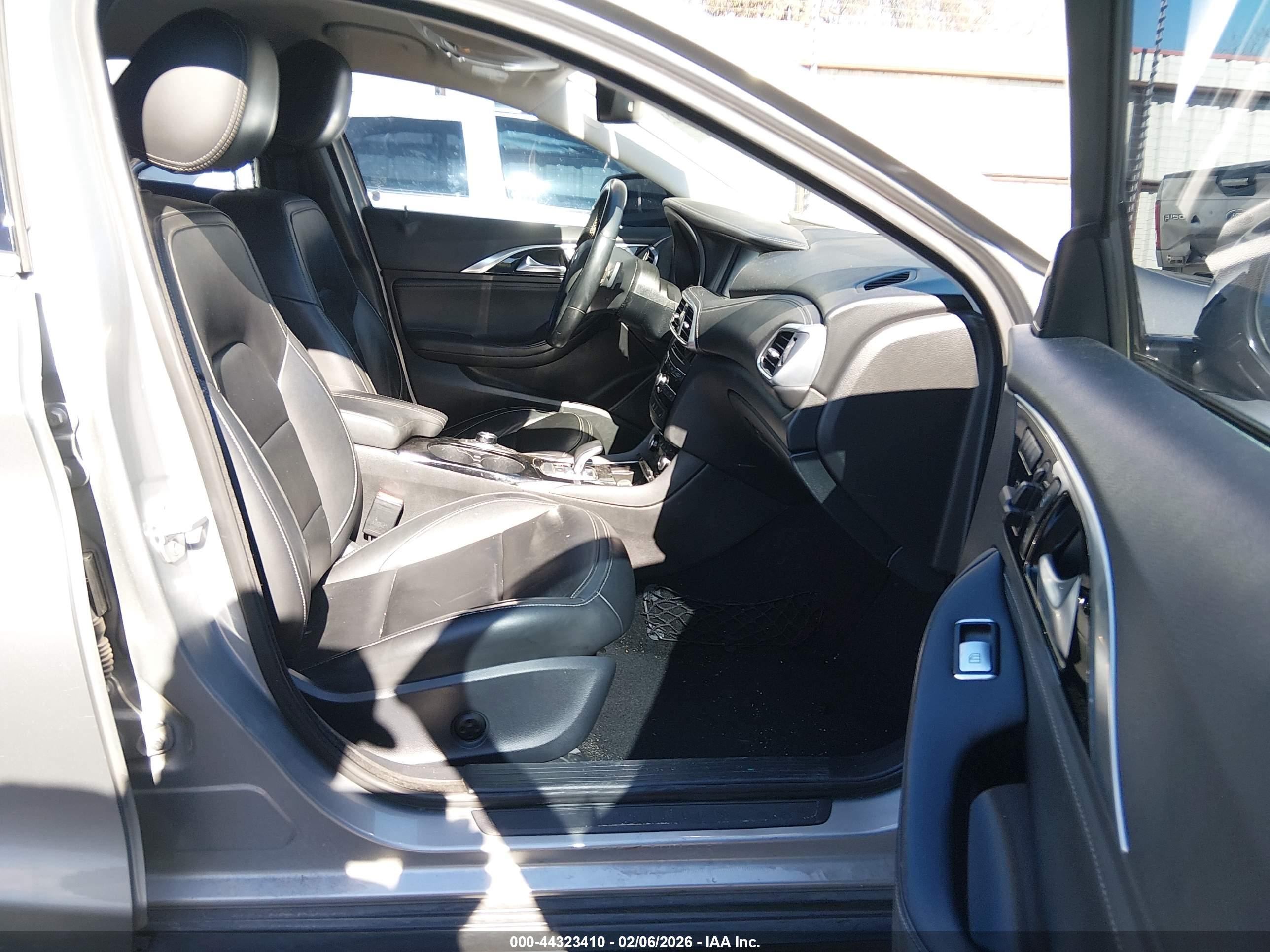 INFINITI QX30 image 5