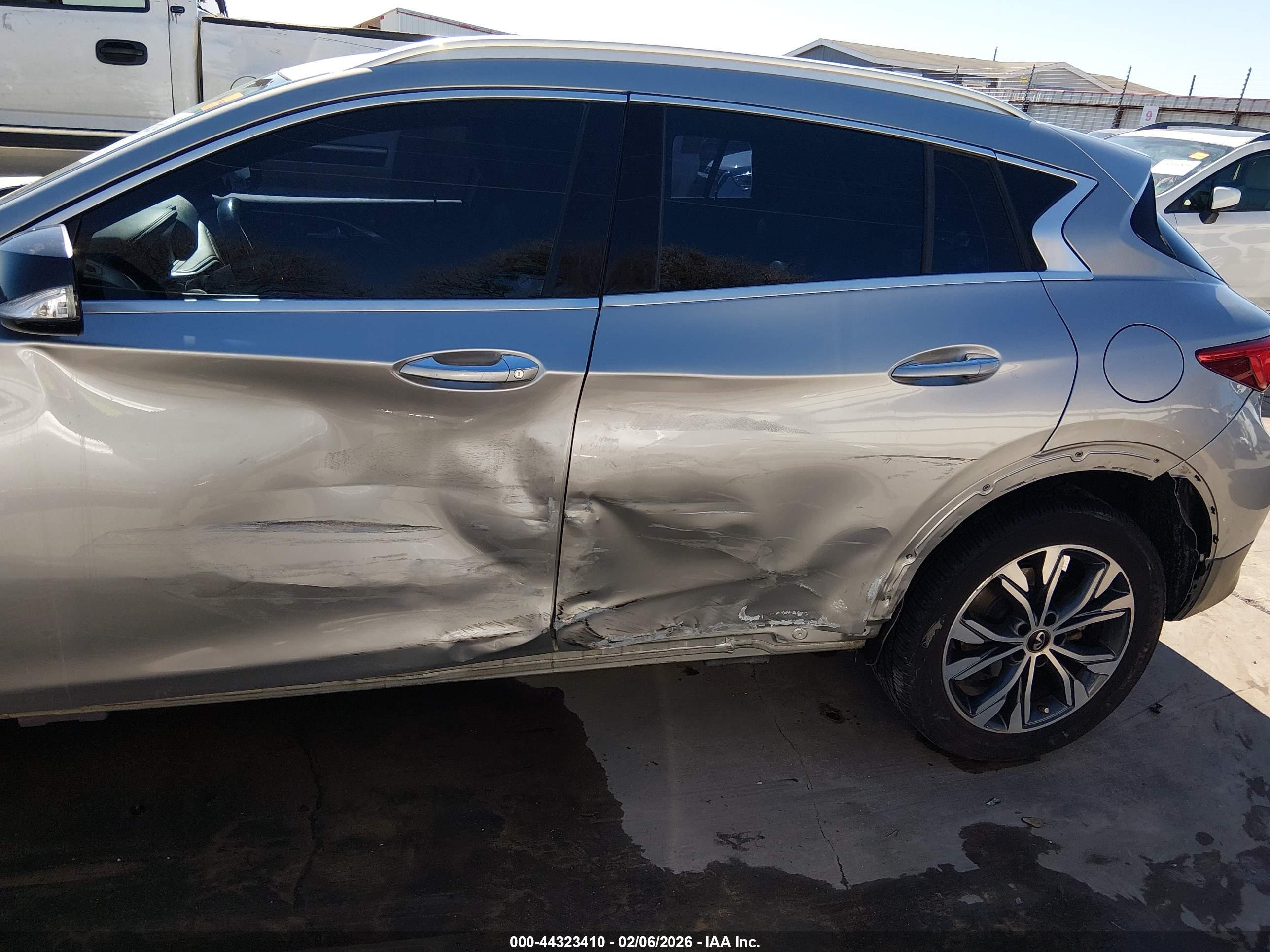 INFINITI QX30 image 6