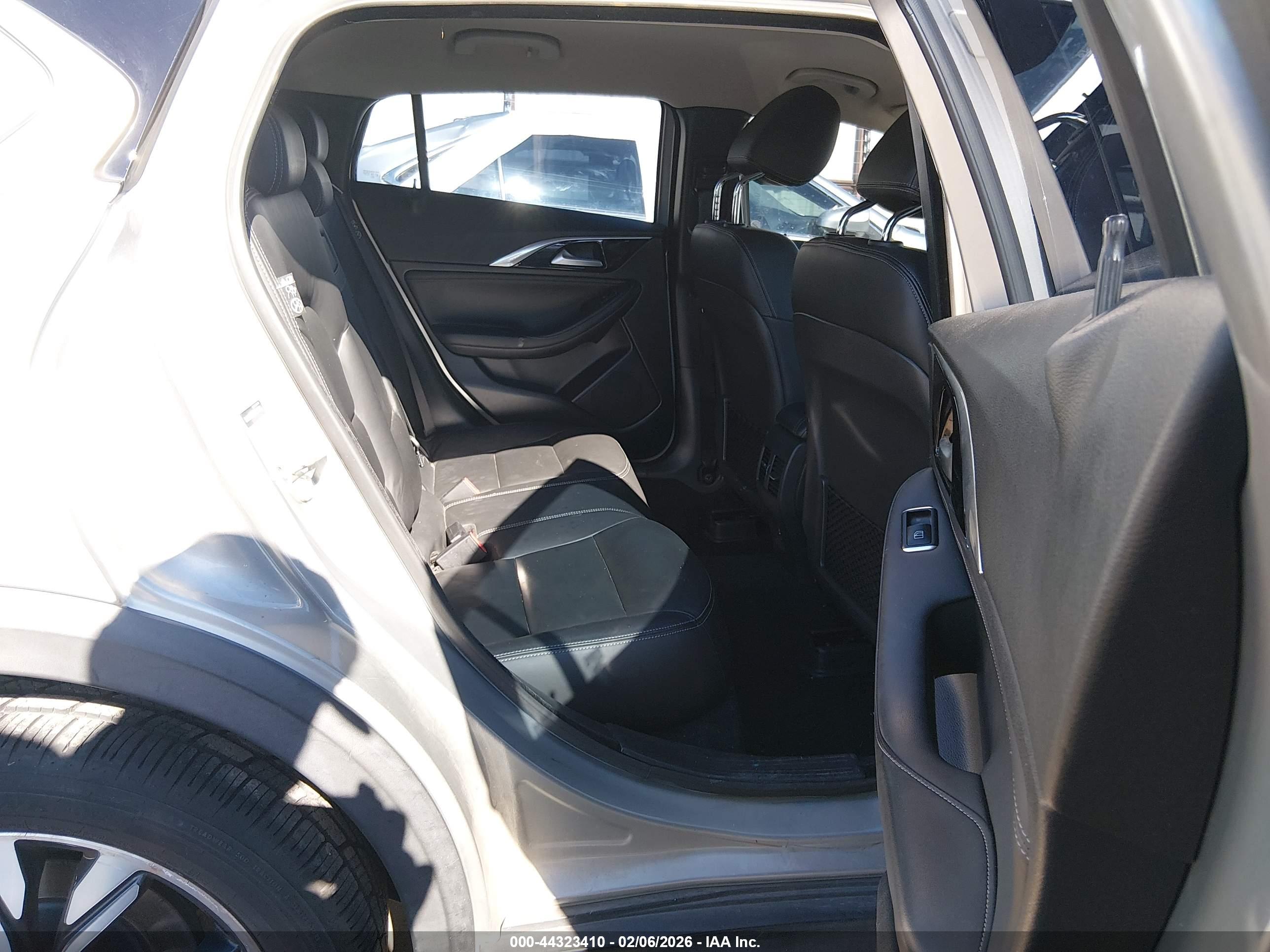 INFINITI QX30 image 8