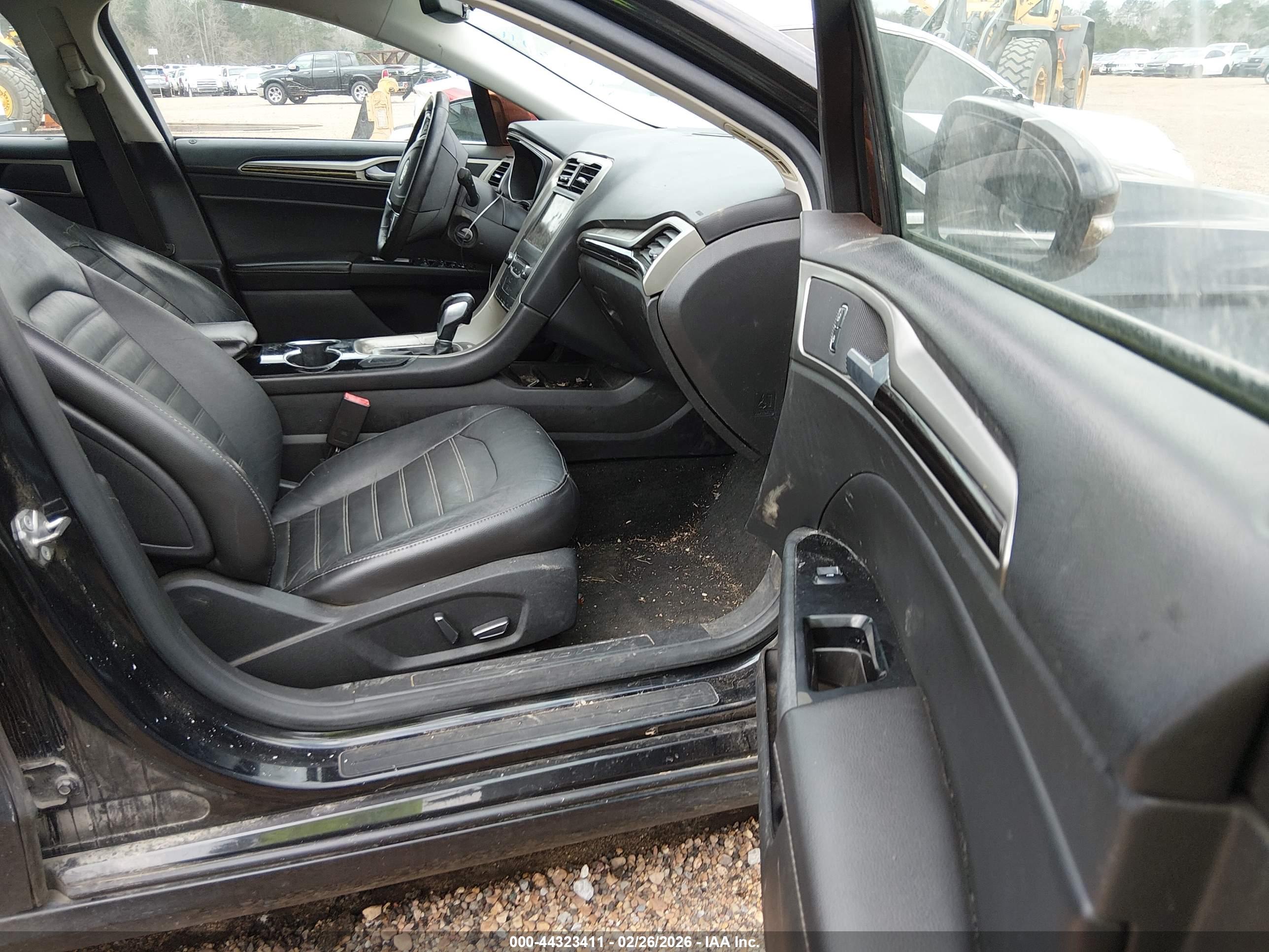 FORD FUSION image 5