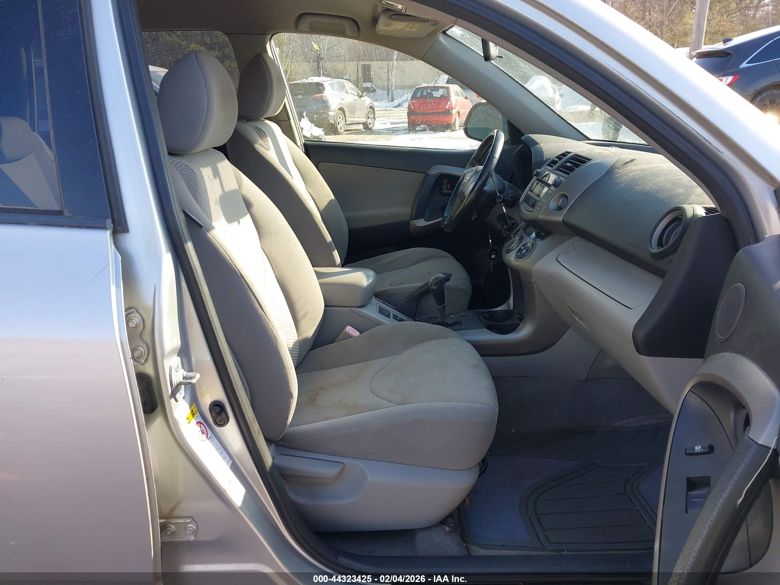 TOYOTA RAV4 image 5