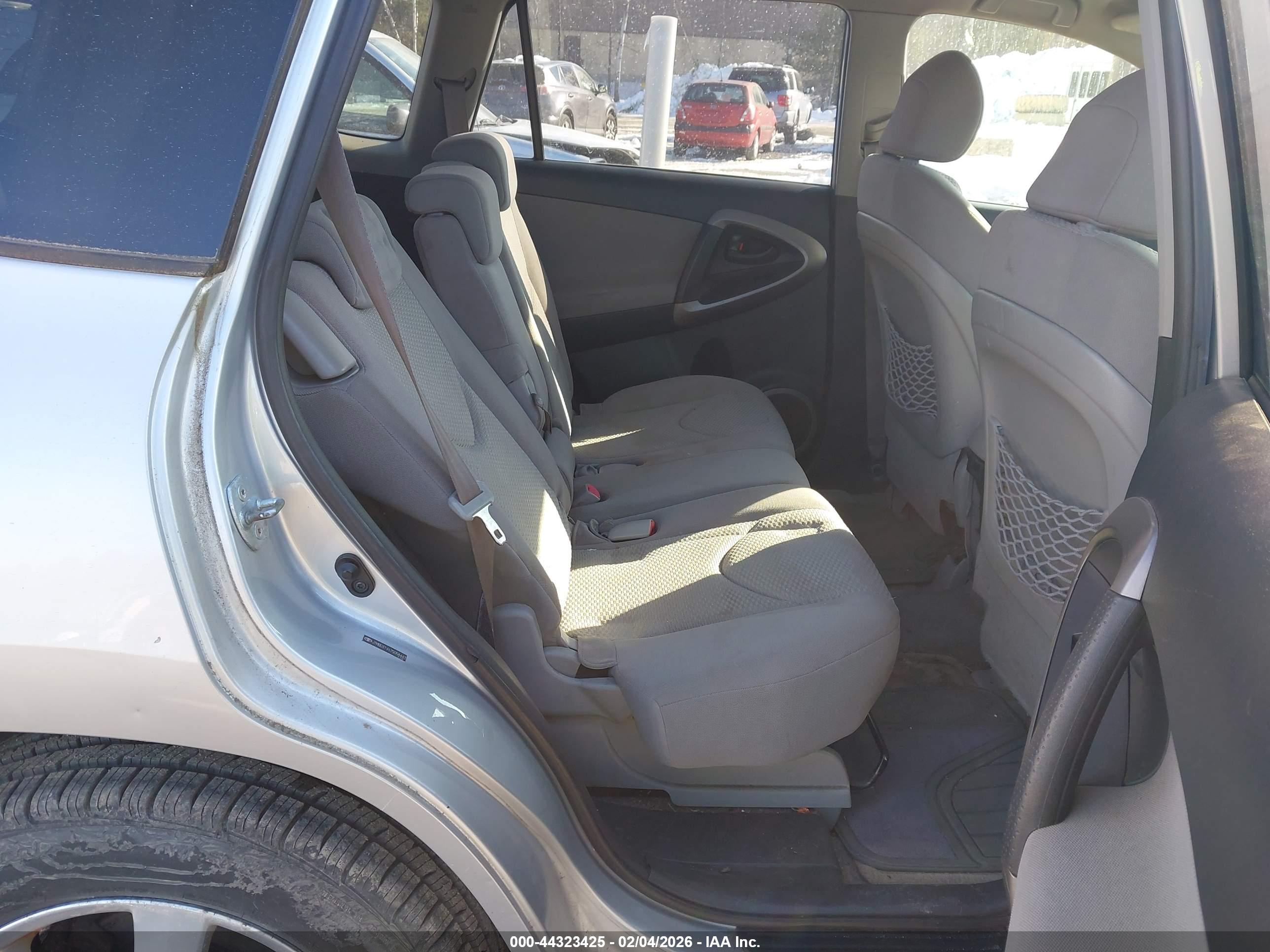 TOYOTA RAV4 image 8