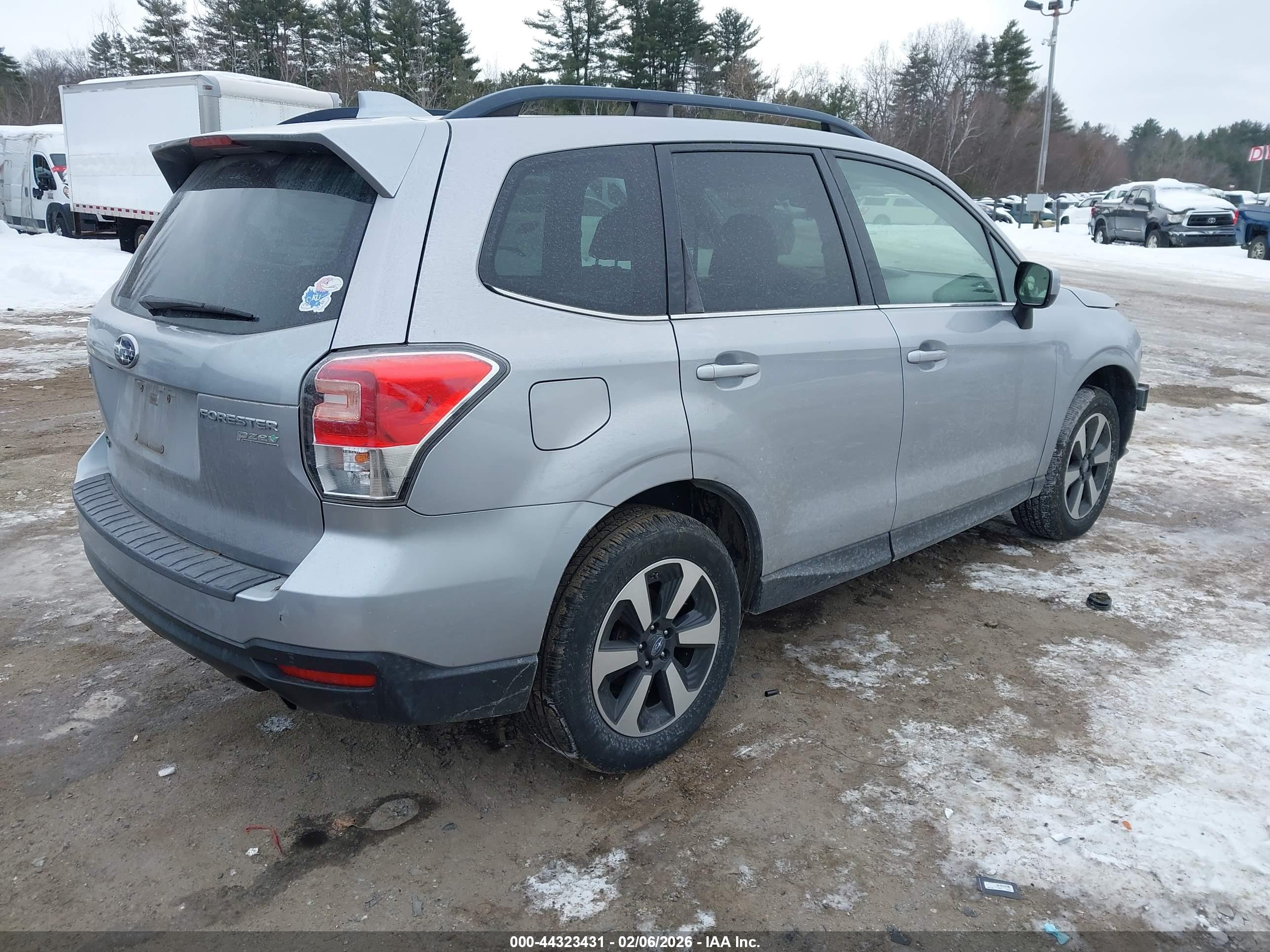 SUBARU FORESTER image 4