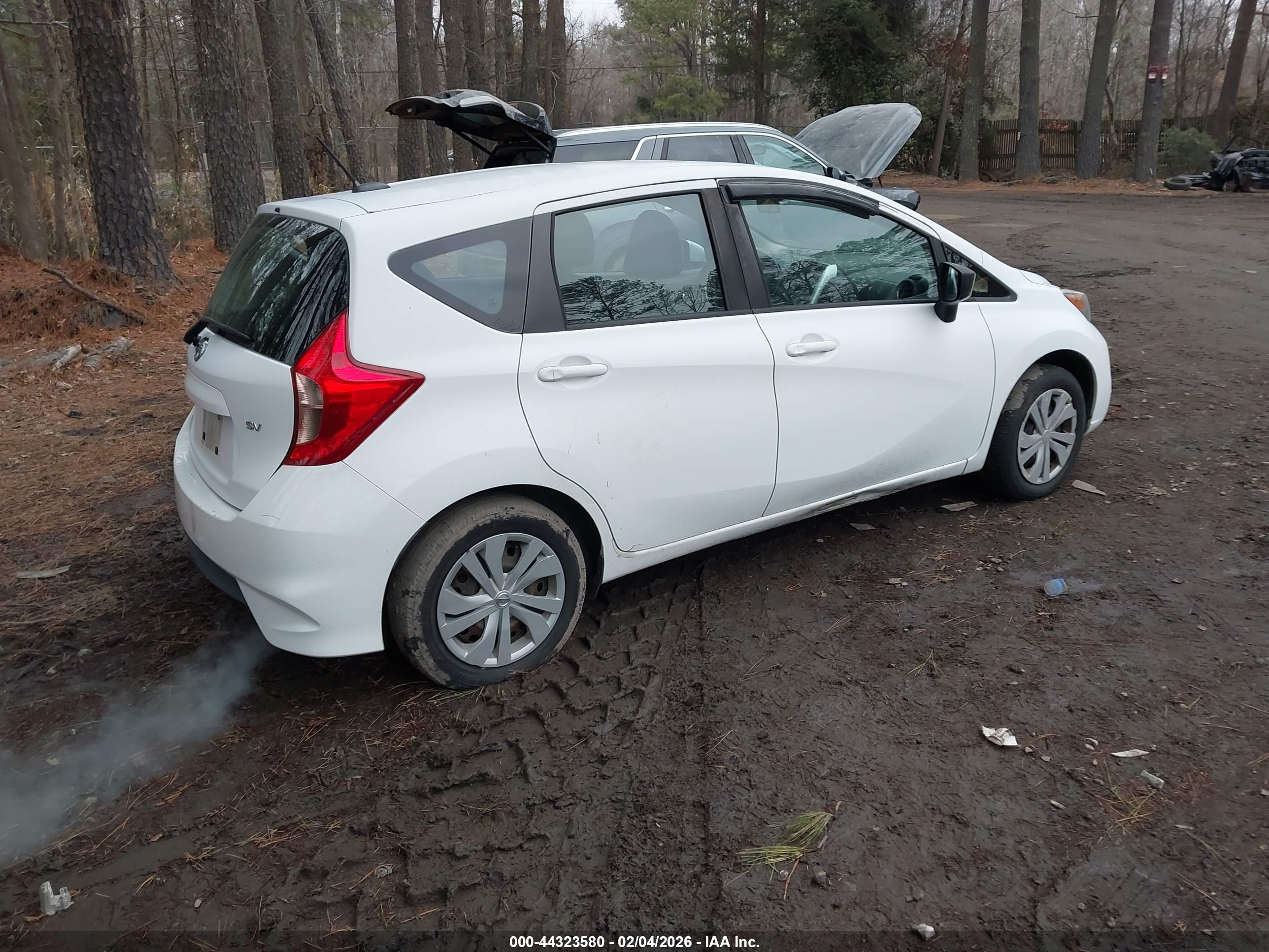 NISSAN VERSA image 4