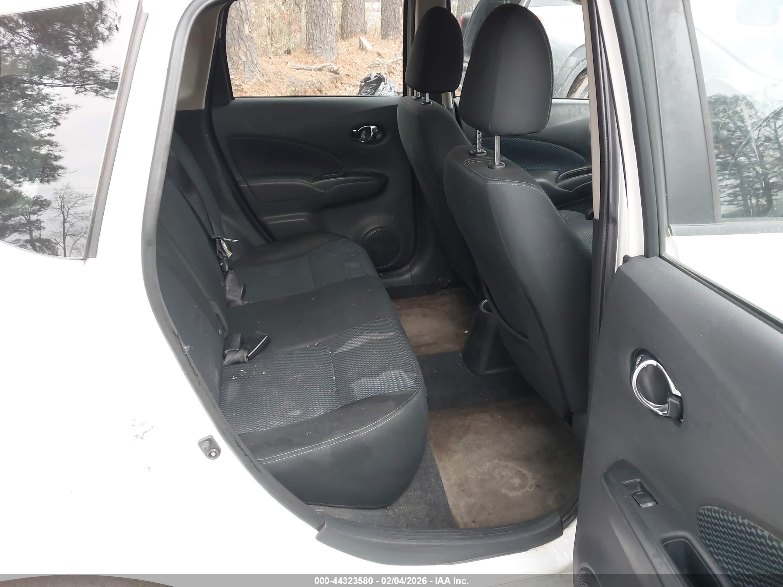 NISSAN VERSA image 8