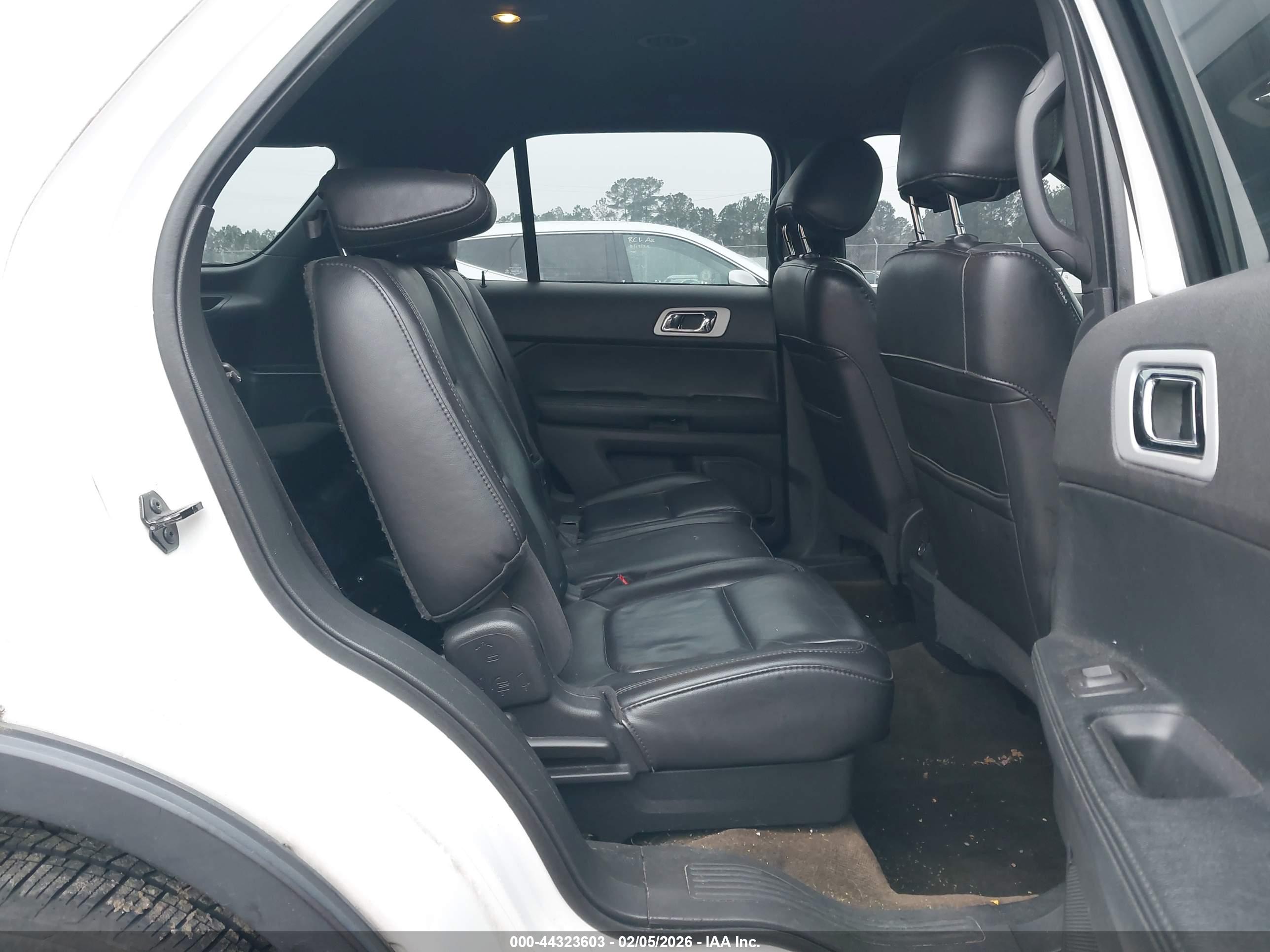FORD EXPLORER image 8