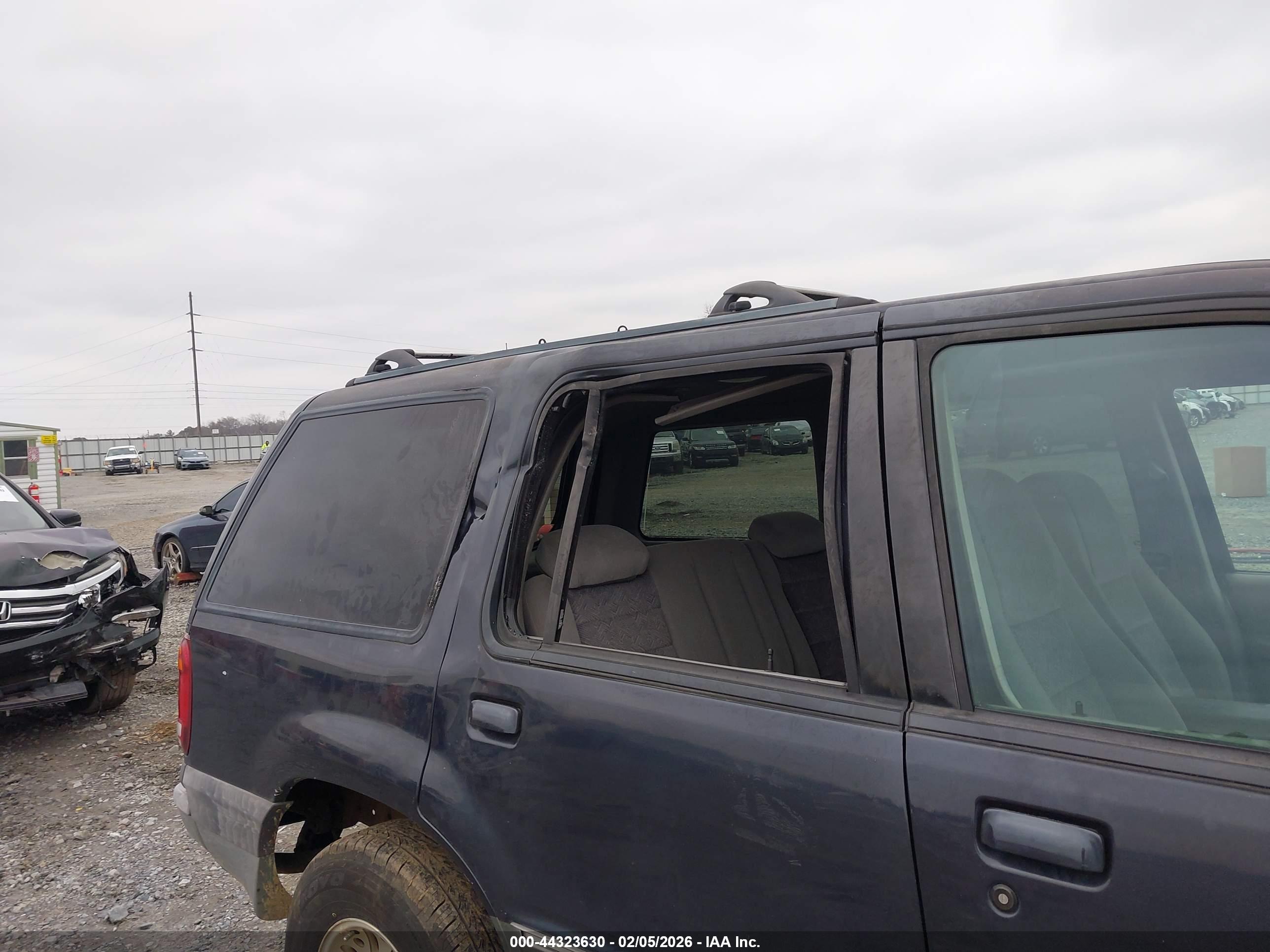 FORD EXPLORER image 6
