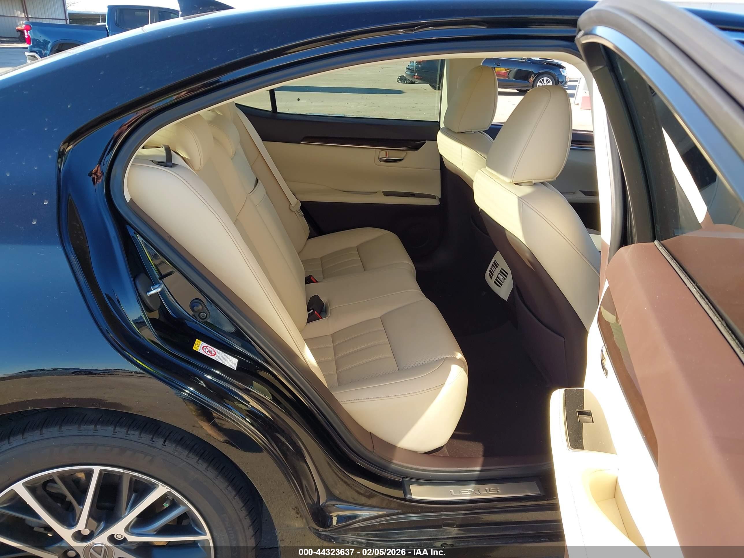 LEXUS ES image 8