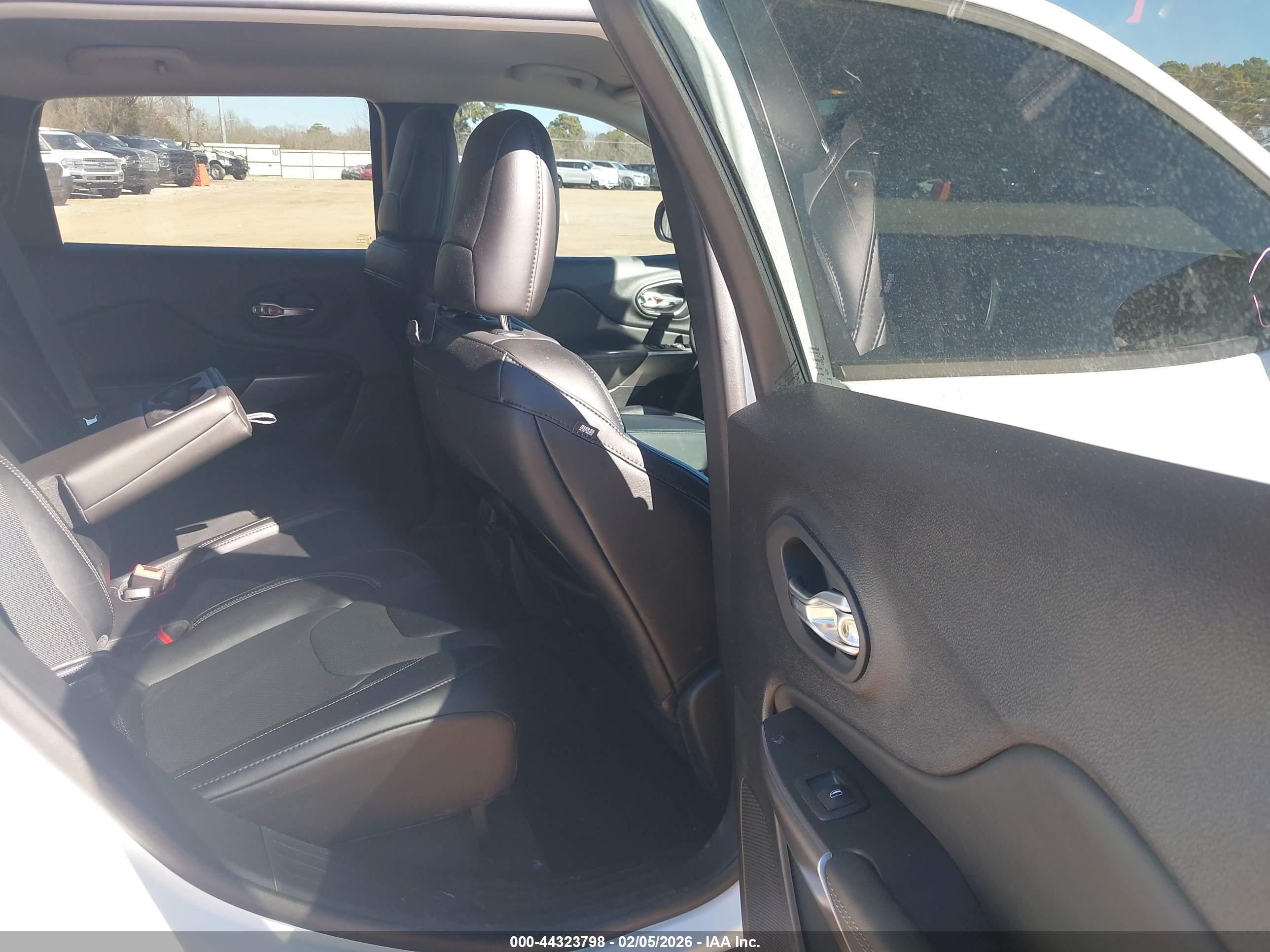 JEEP CHEROKEE image 8
