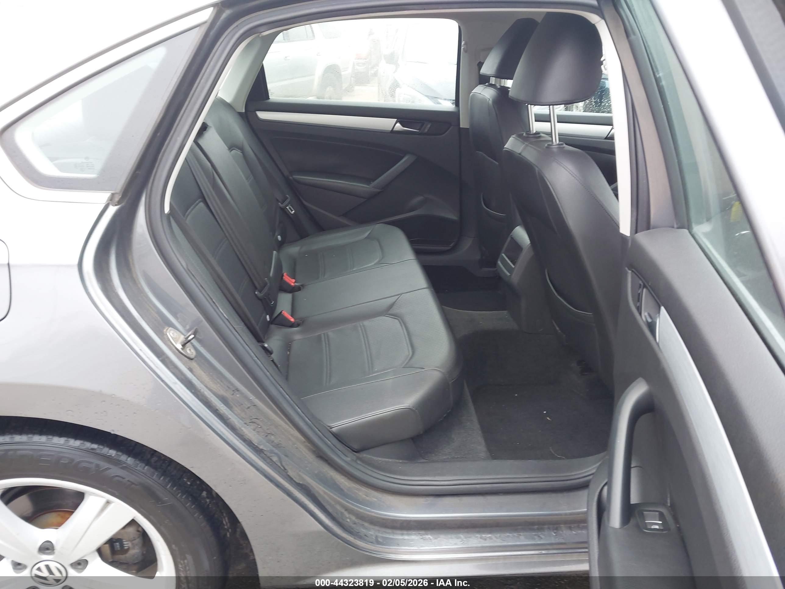 VOLKSWAGEN PASSAT image 8