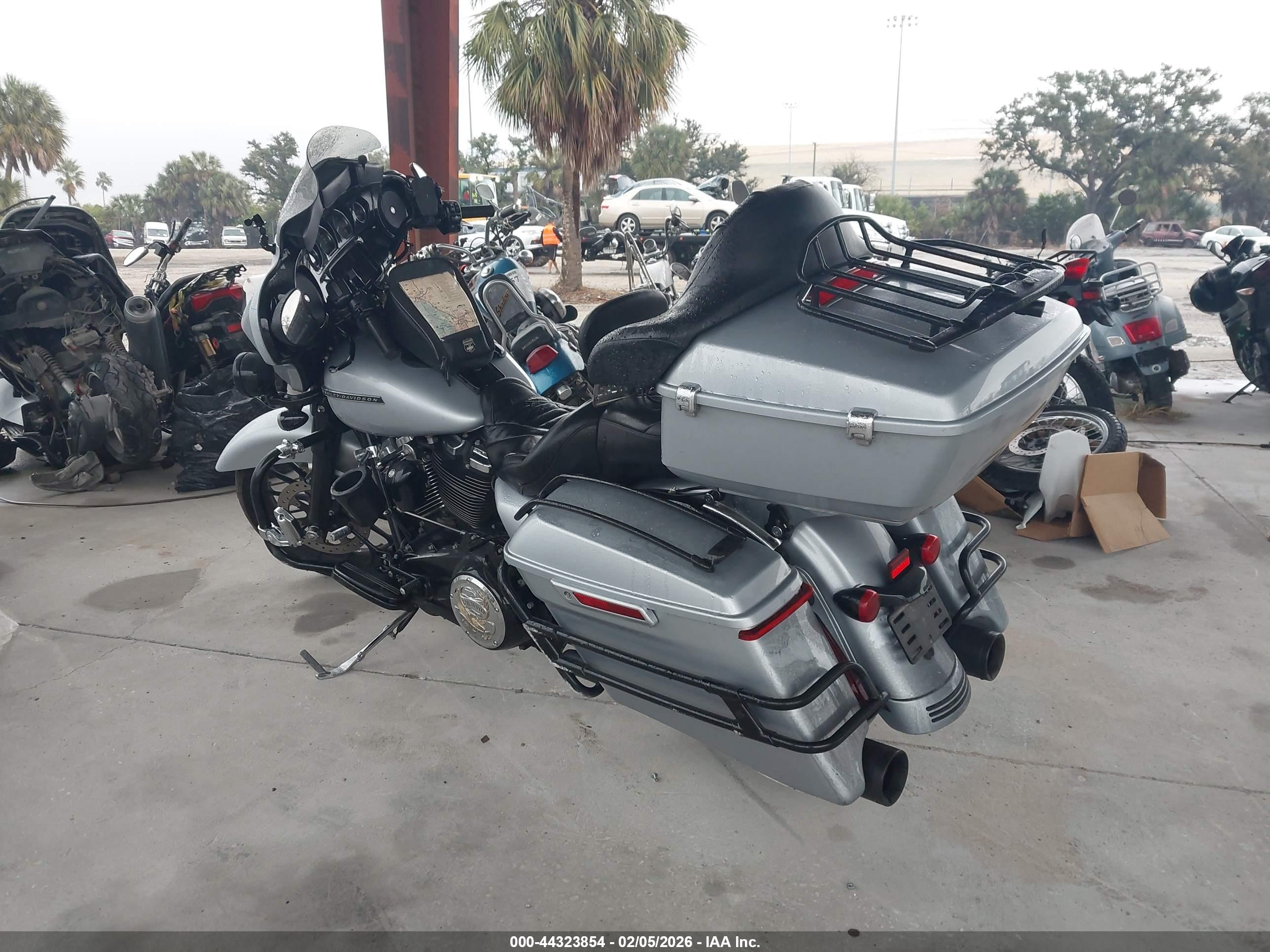 HARLEY-DAVIDSON FLHXS image 3