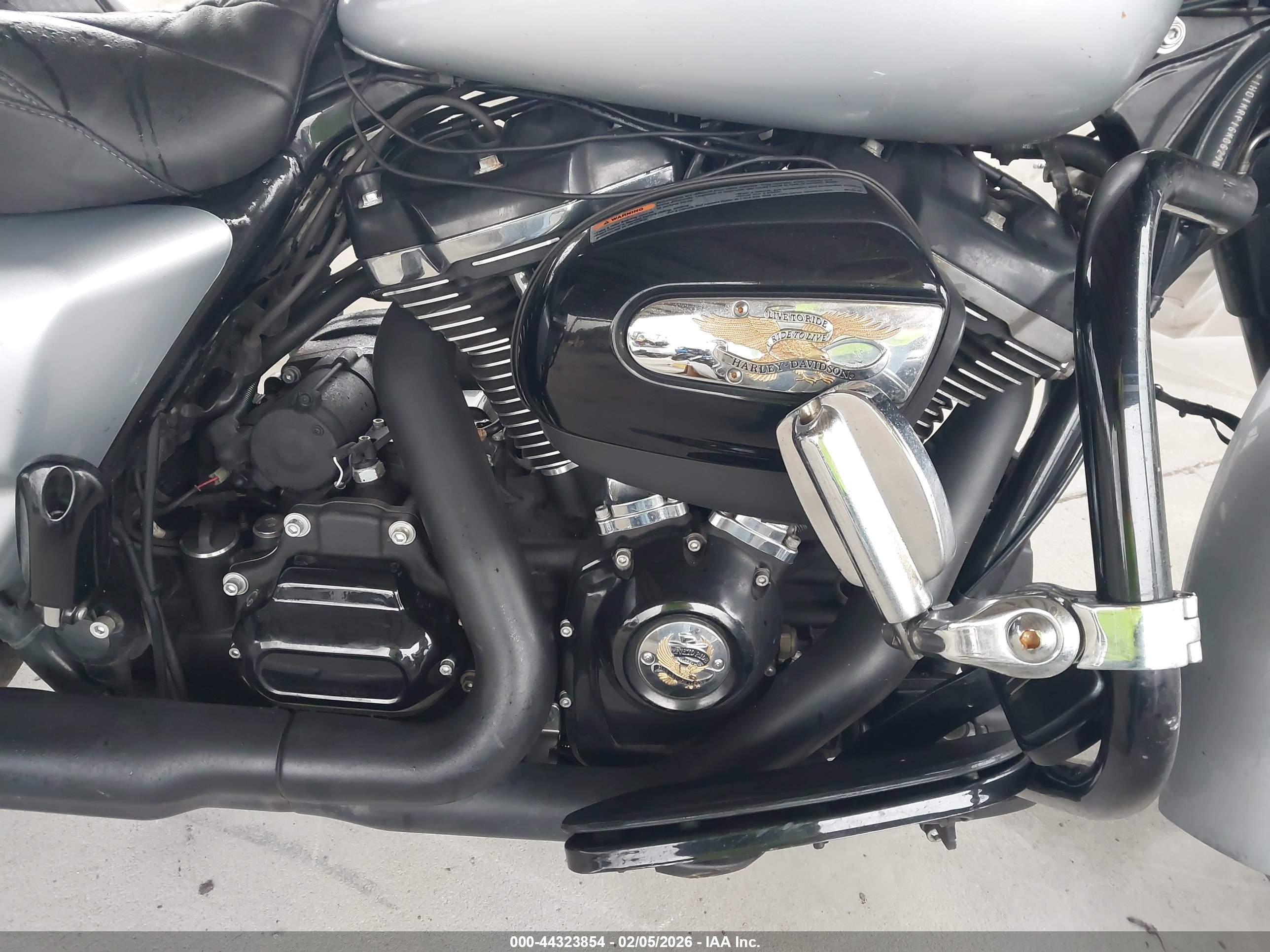 HARLEY-DAVIDSON FLHXS image 8