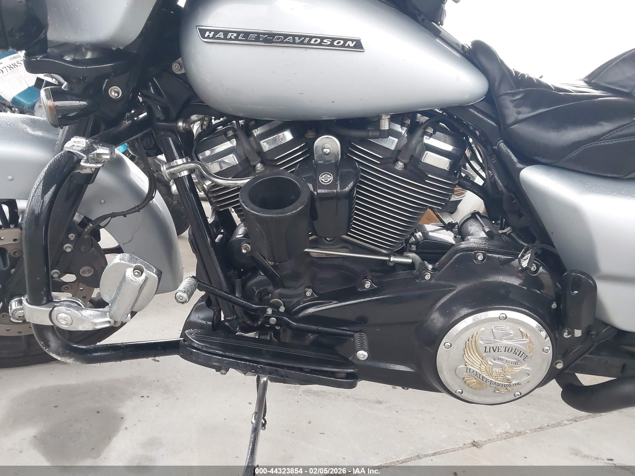 HARLEY-DAVIDSON FLHXS image 9