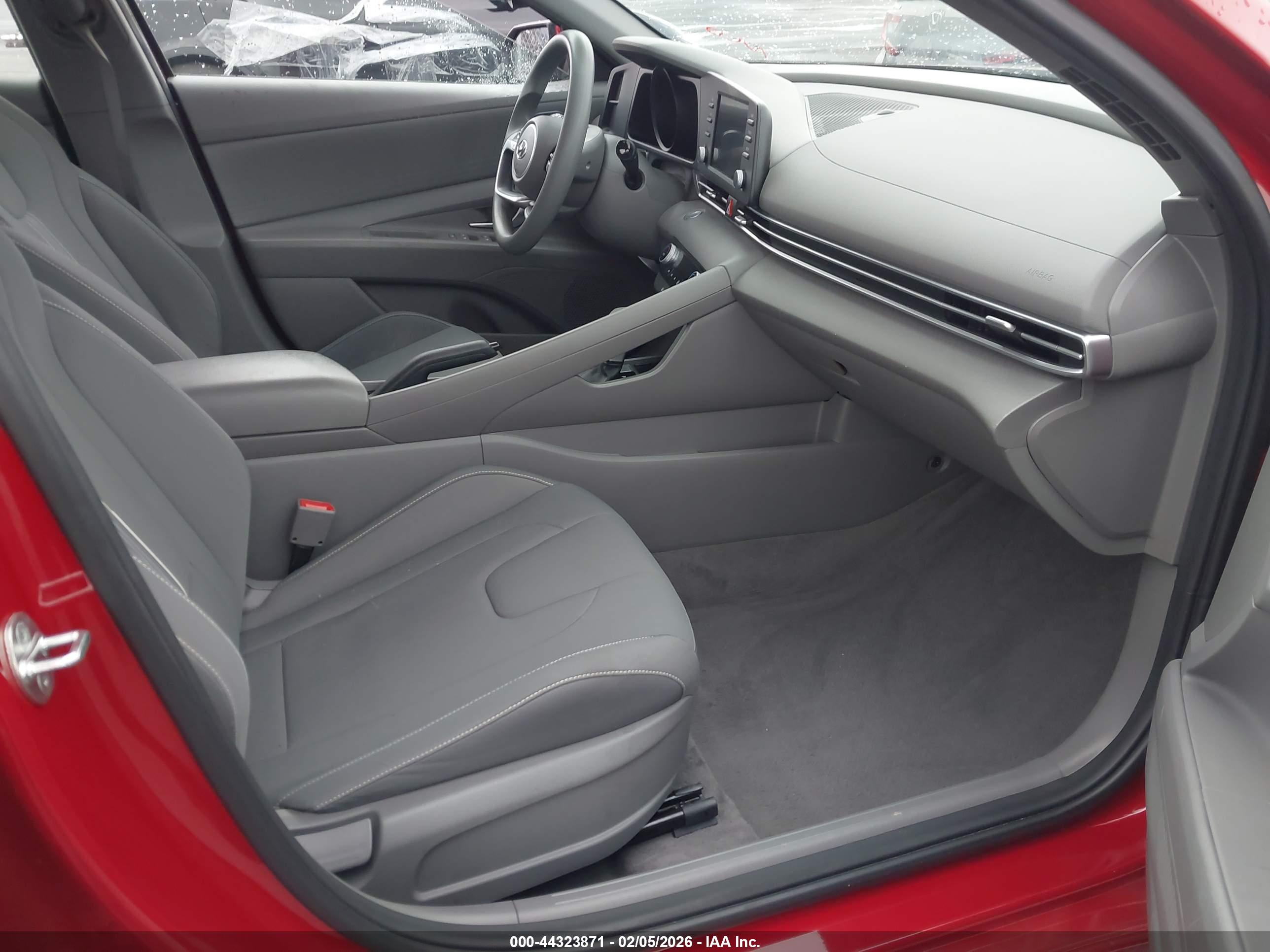 HYUNDAI ELANTRA image 5
