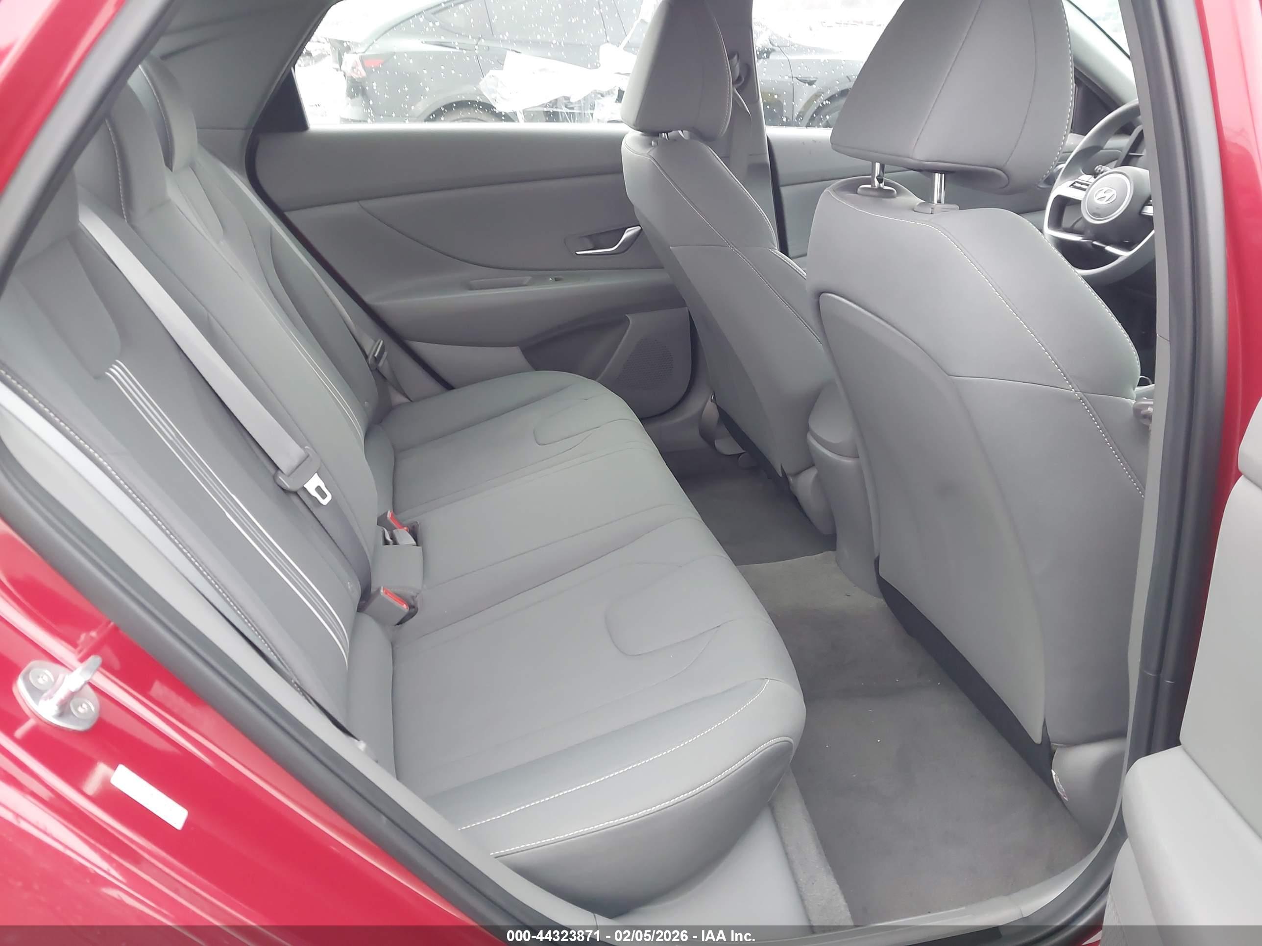 HYUNDAI ELANTRA image 8