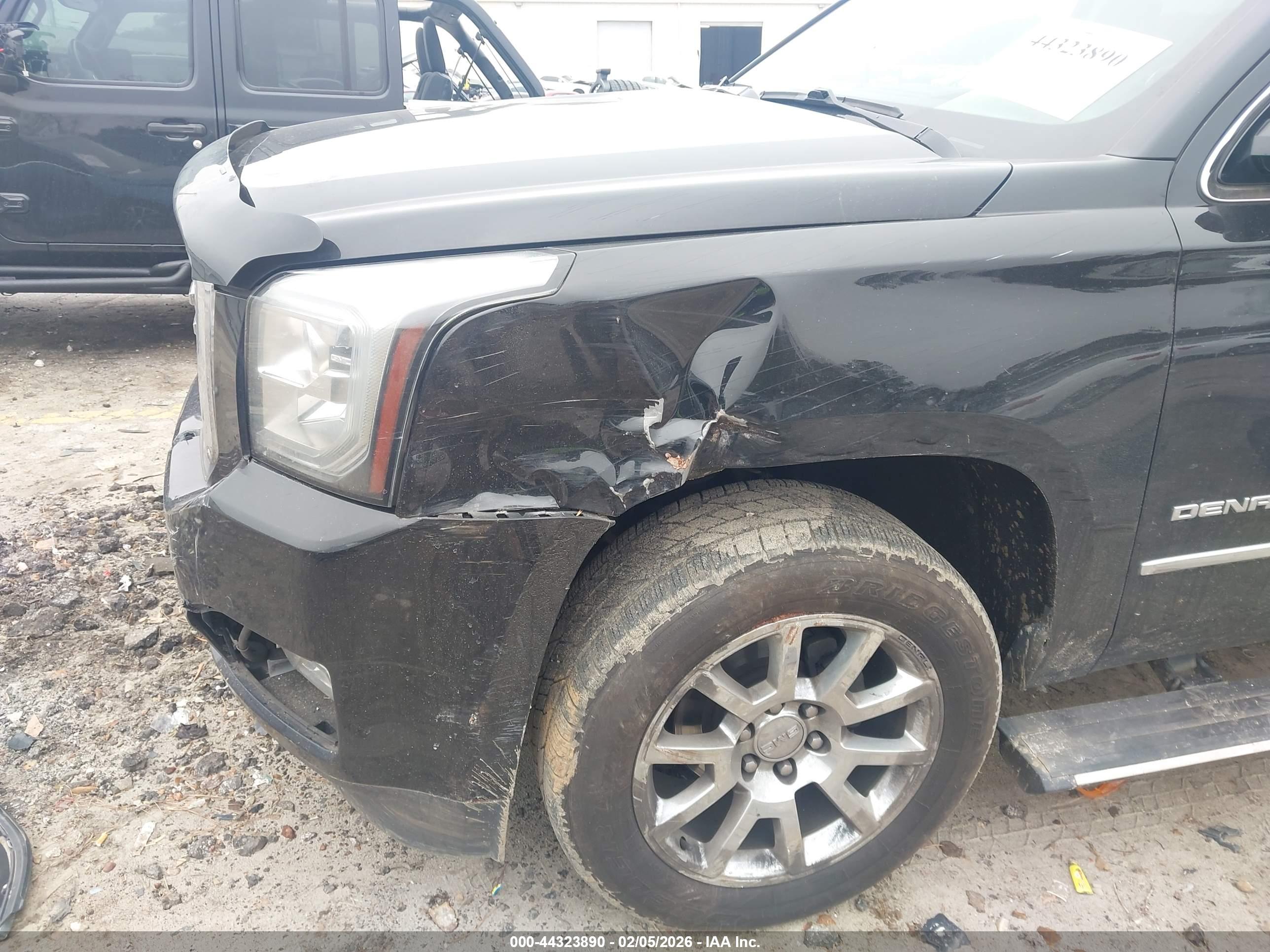 GMC YUKON image 6