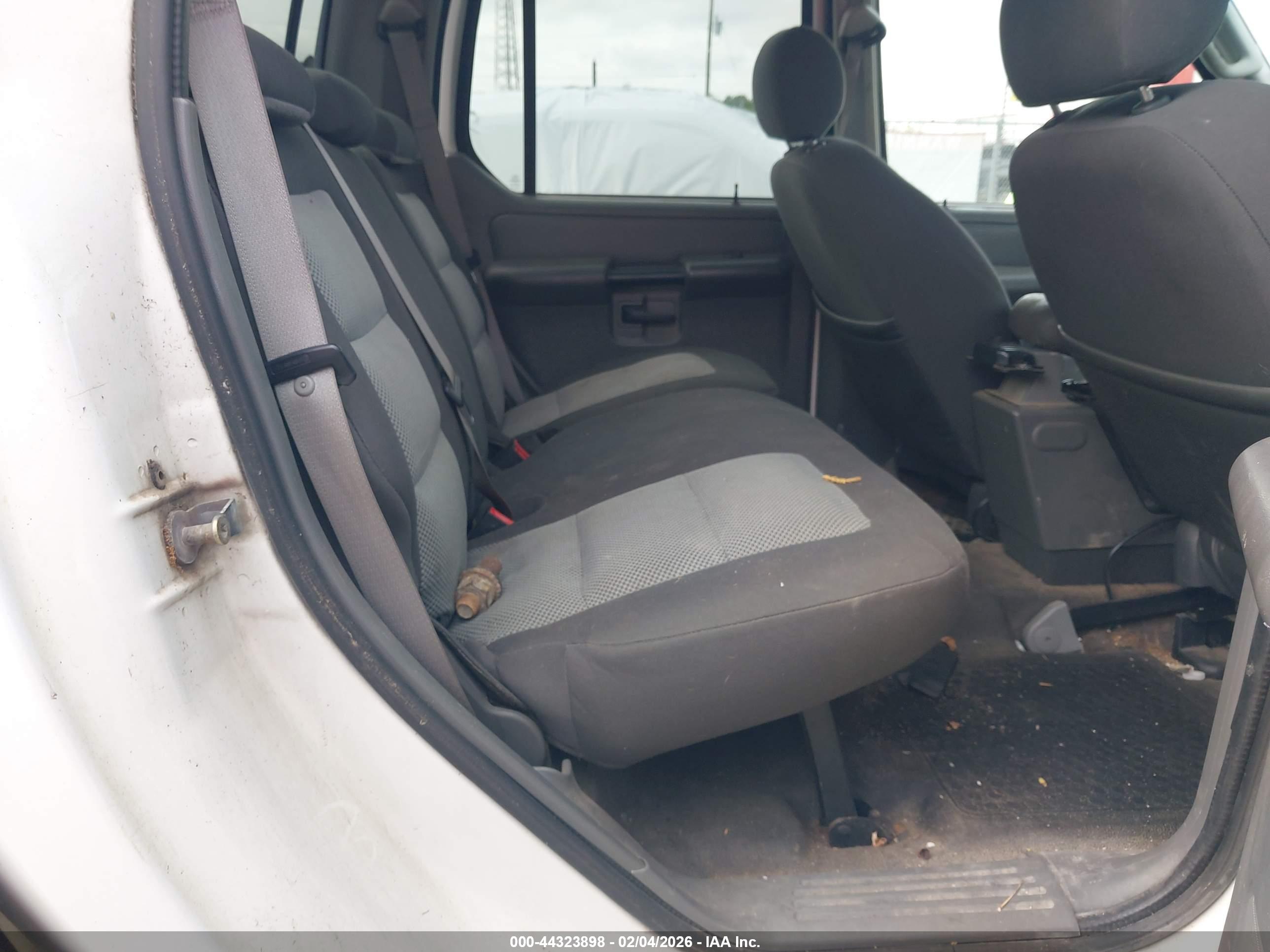 FORD EXPLORER image 8