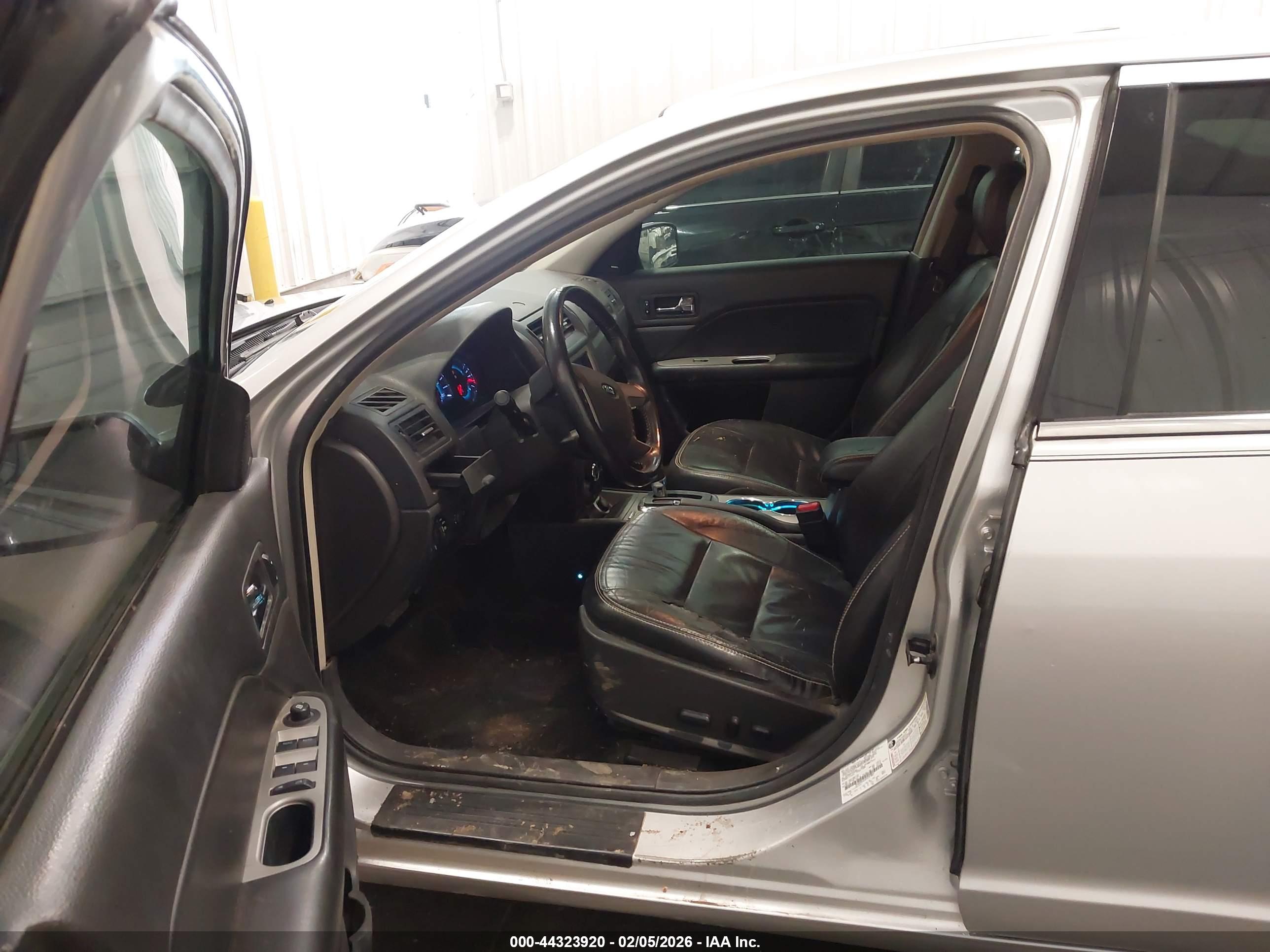 FORD FUSION image 5