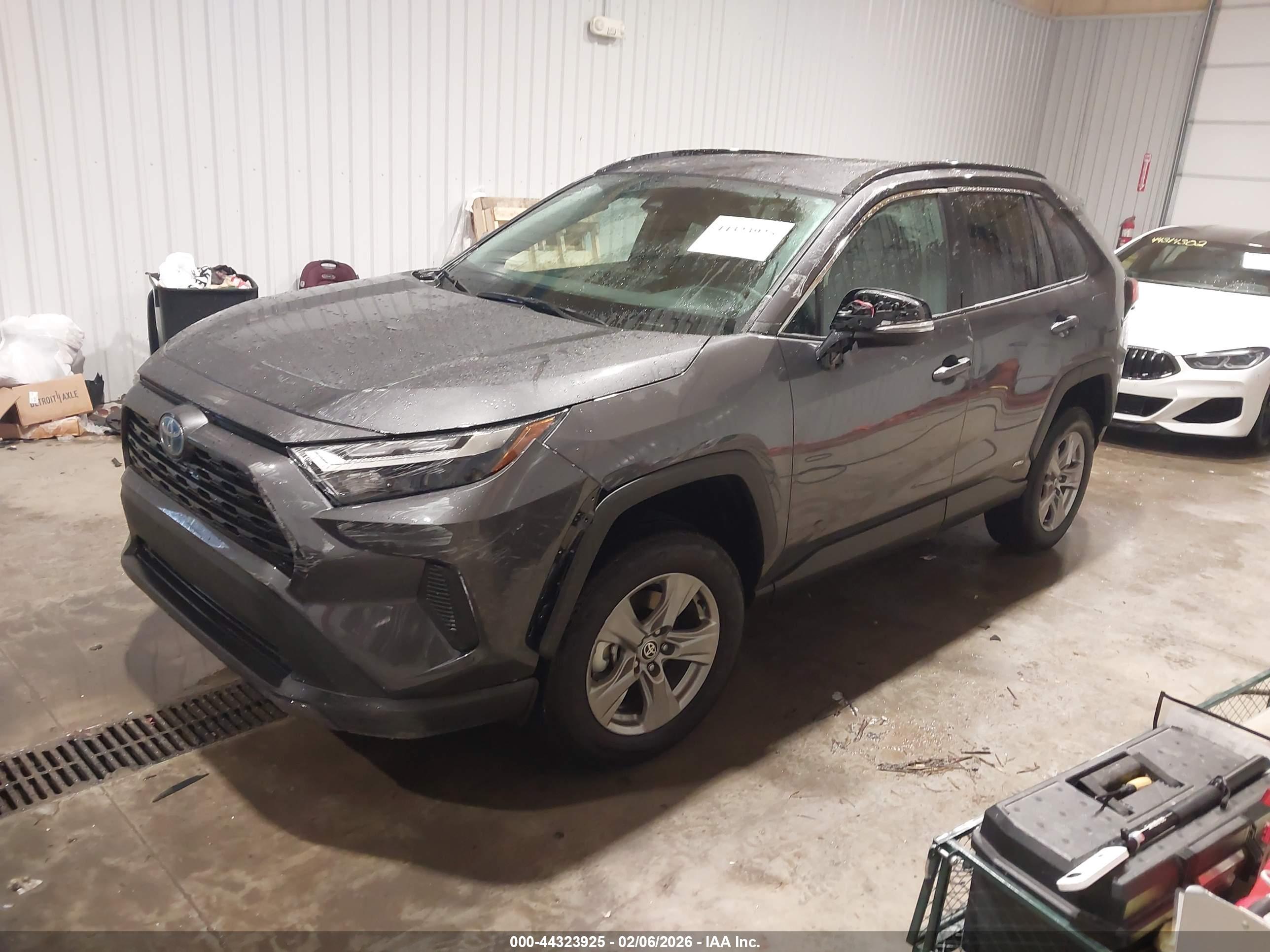 TOYOTA RAV4 image 2