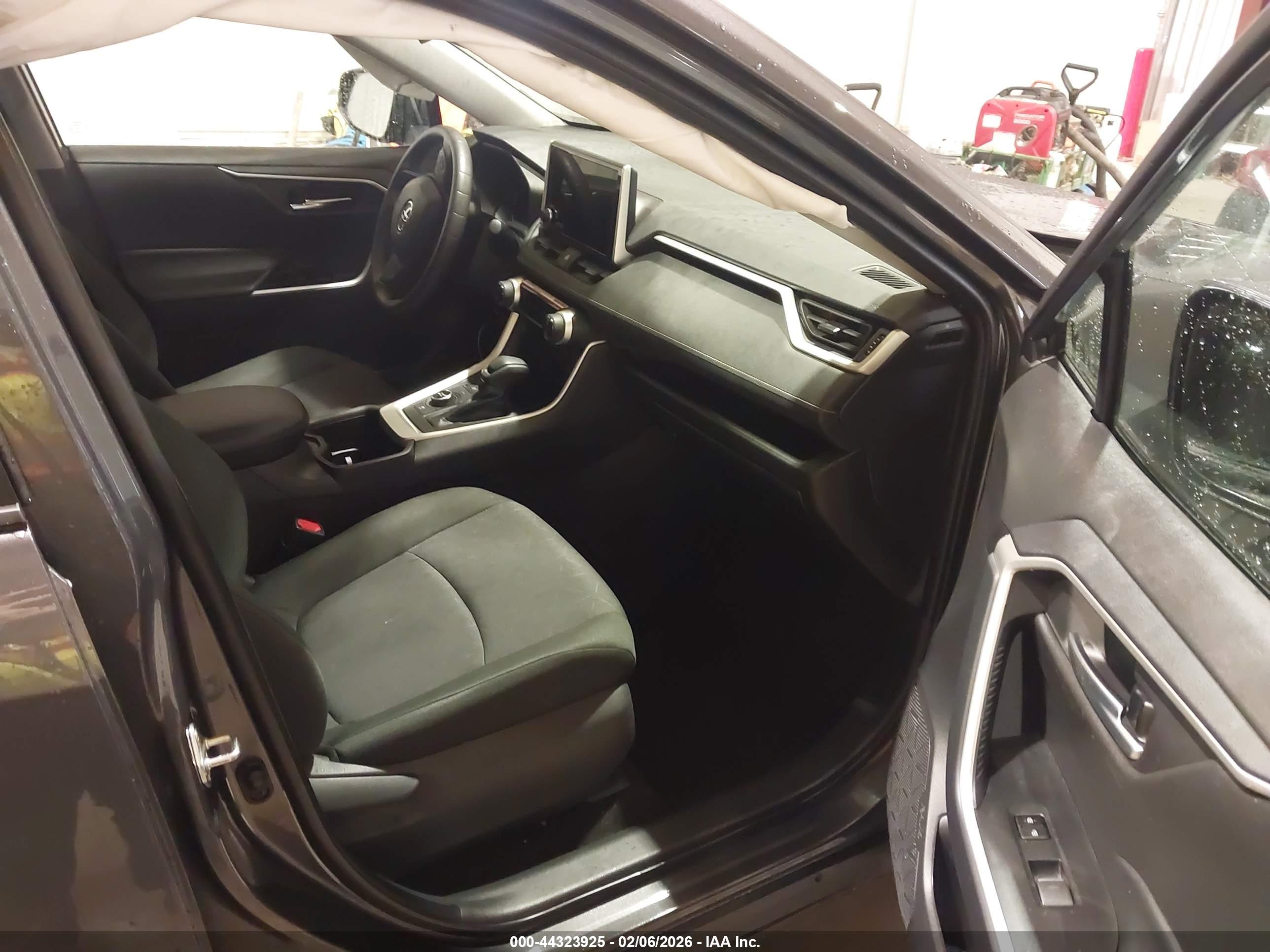 TOYOTA RAV4 image 5