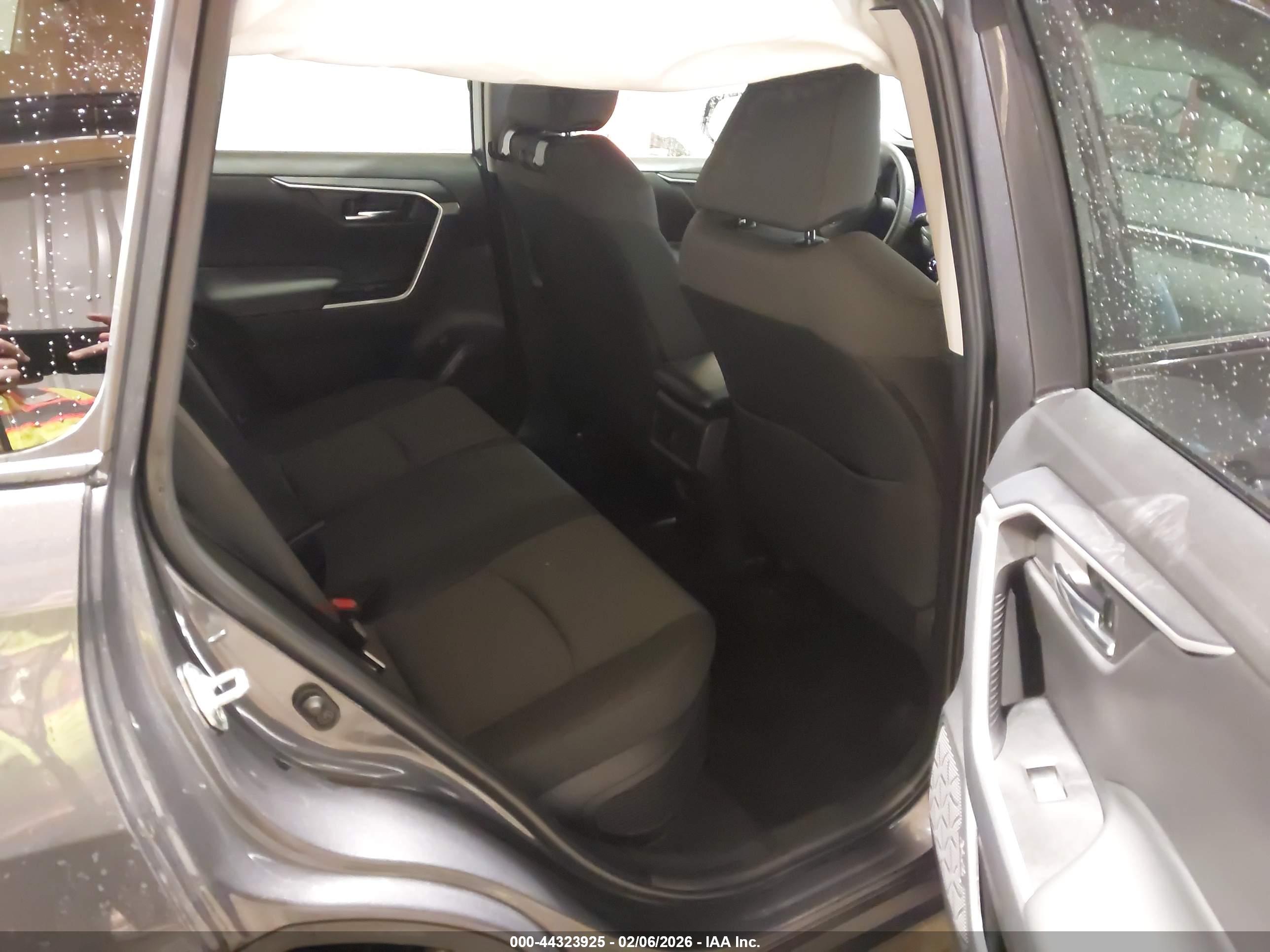 TOYOTA RAV4 image 8