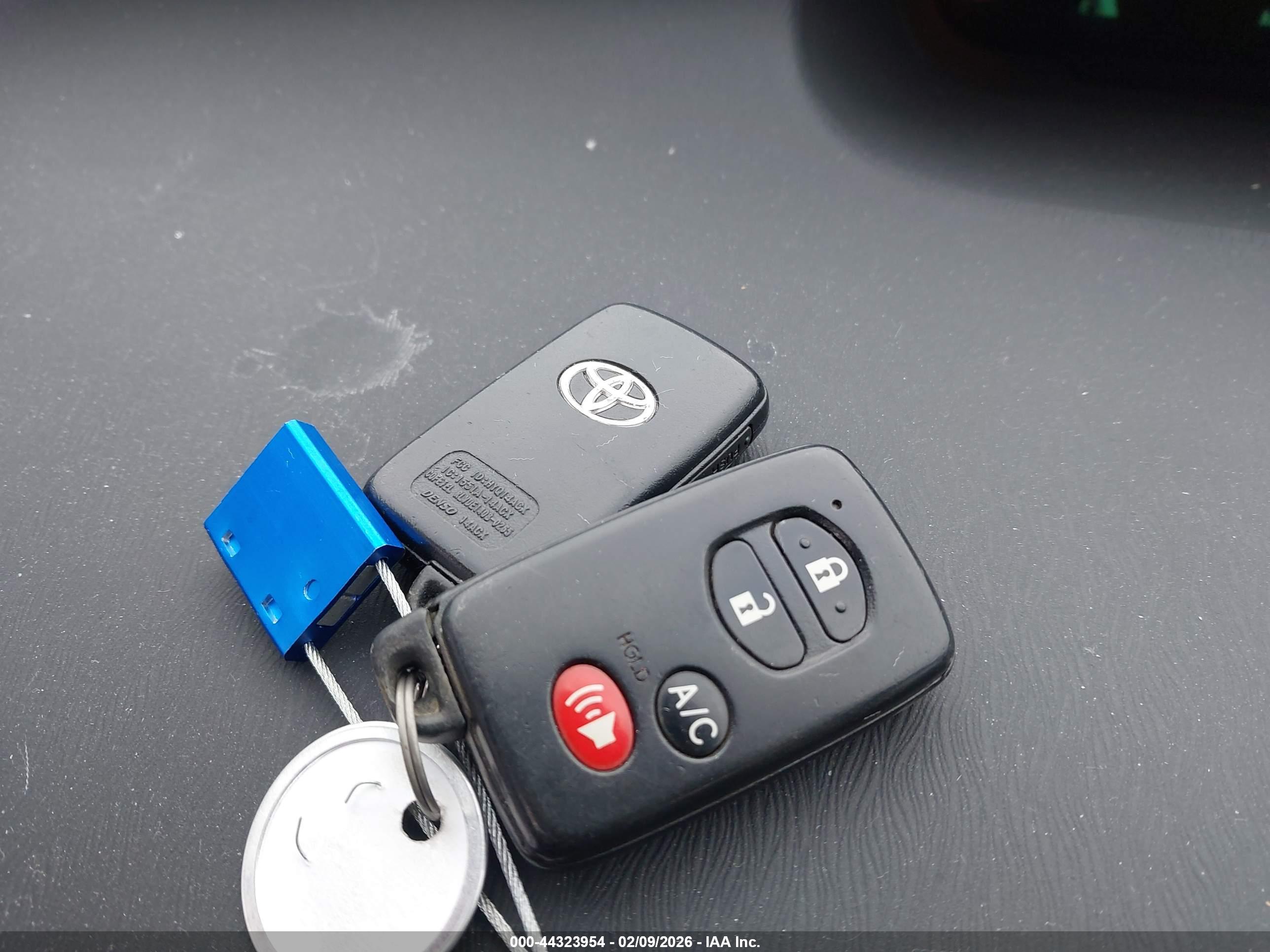 TOYOTA PRIUS image 11