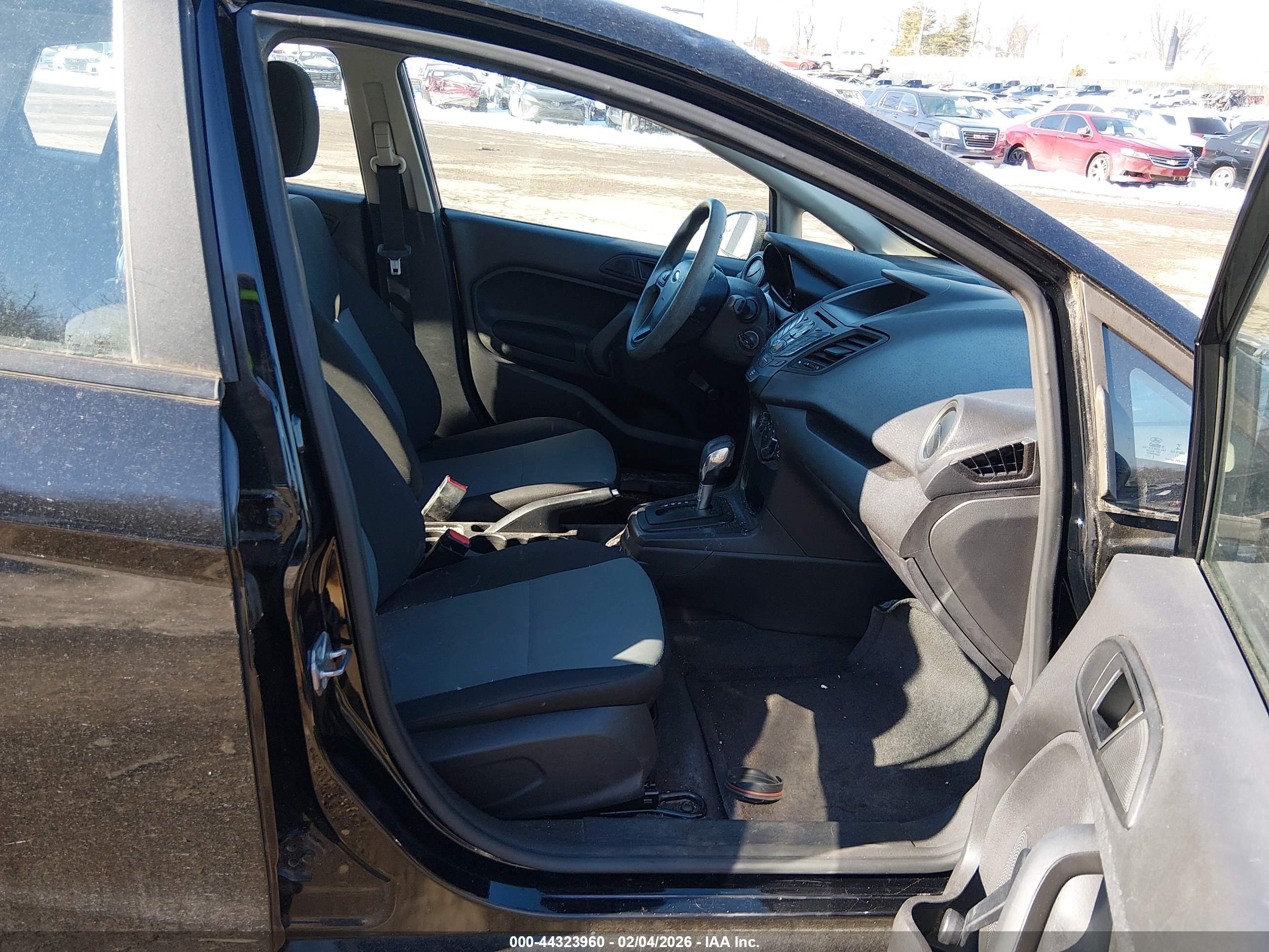FORD FIESTA image 5