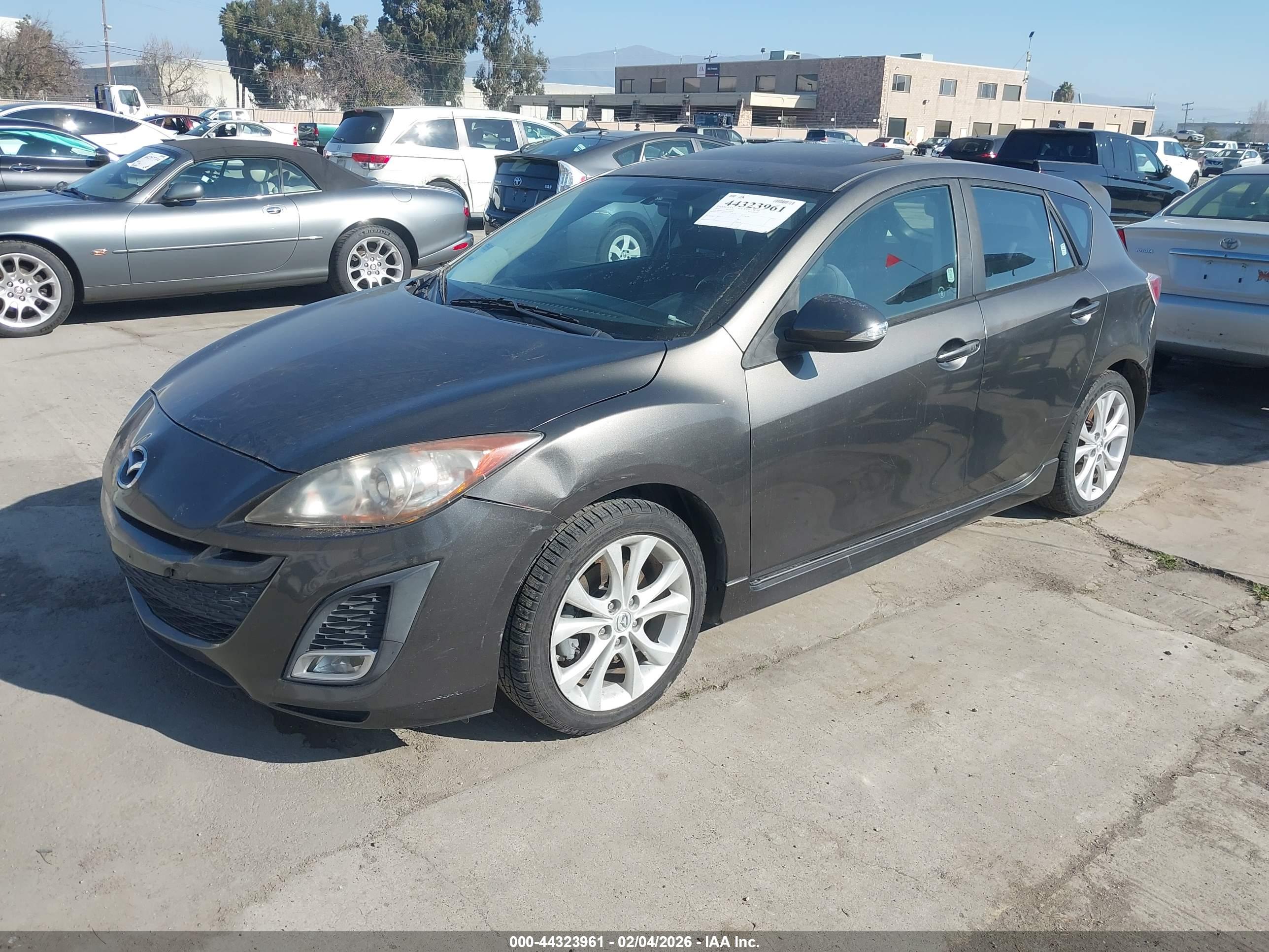 MAZDA MAZDA3 image 2