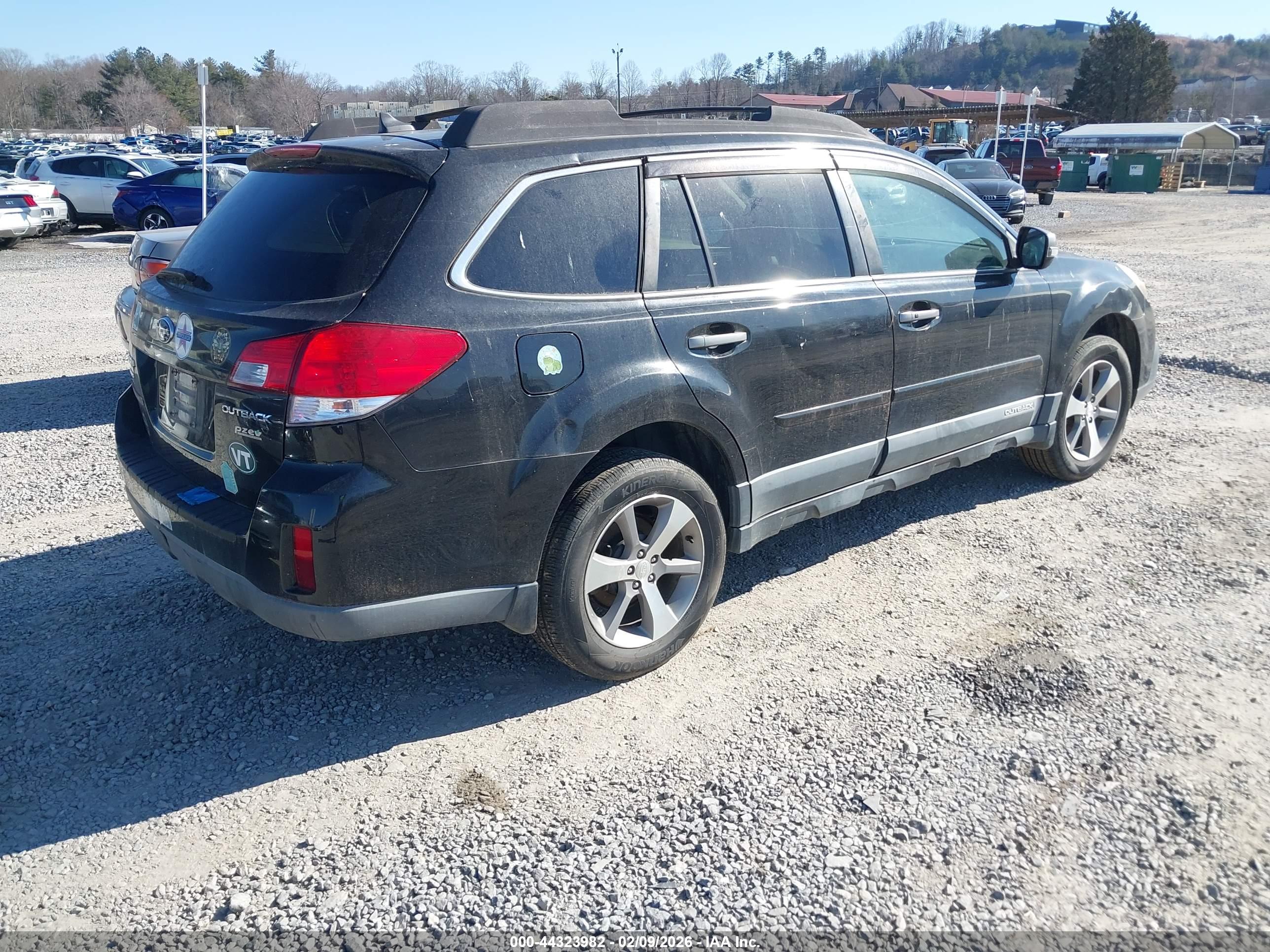 SUBARU OUTBACK image 4
