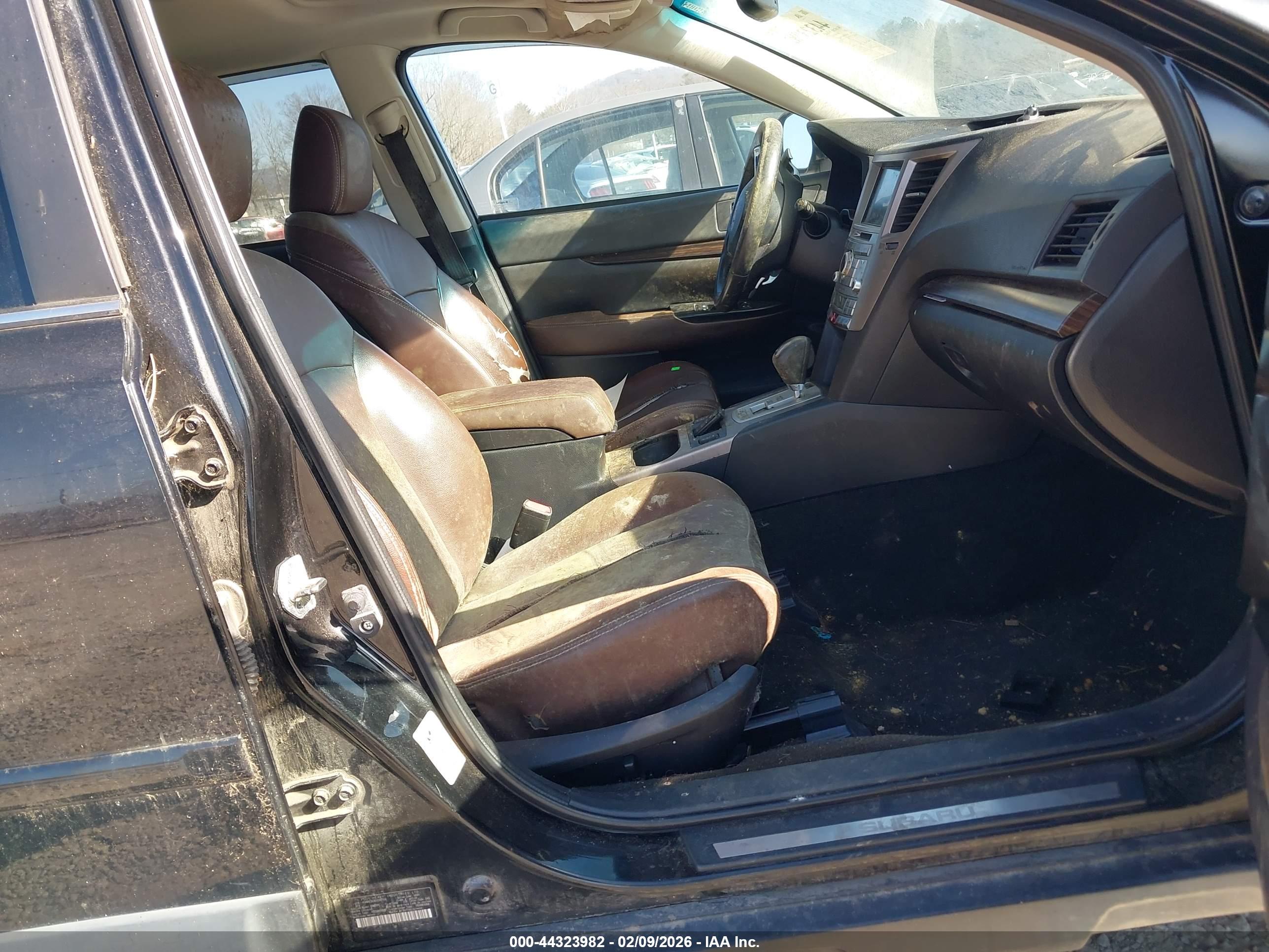 SUBARU OUTBACK image 5
