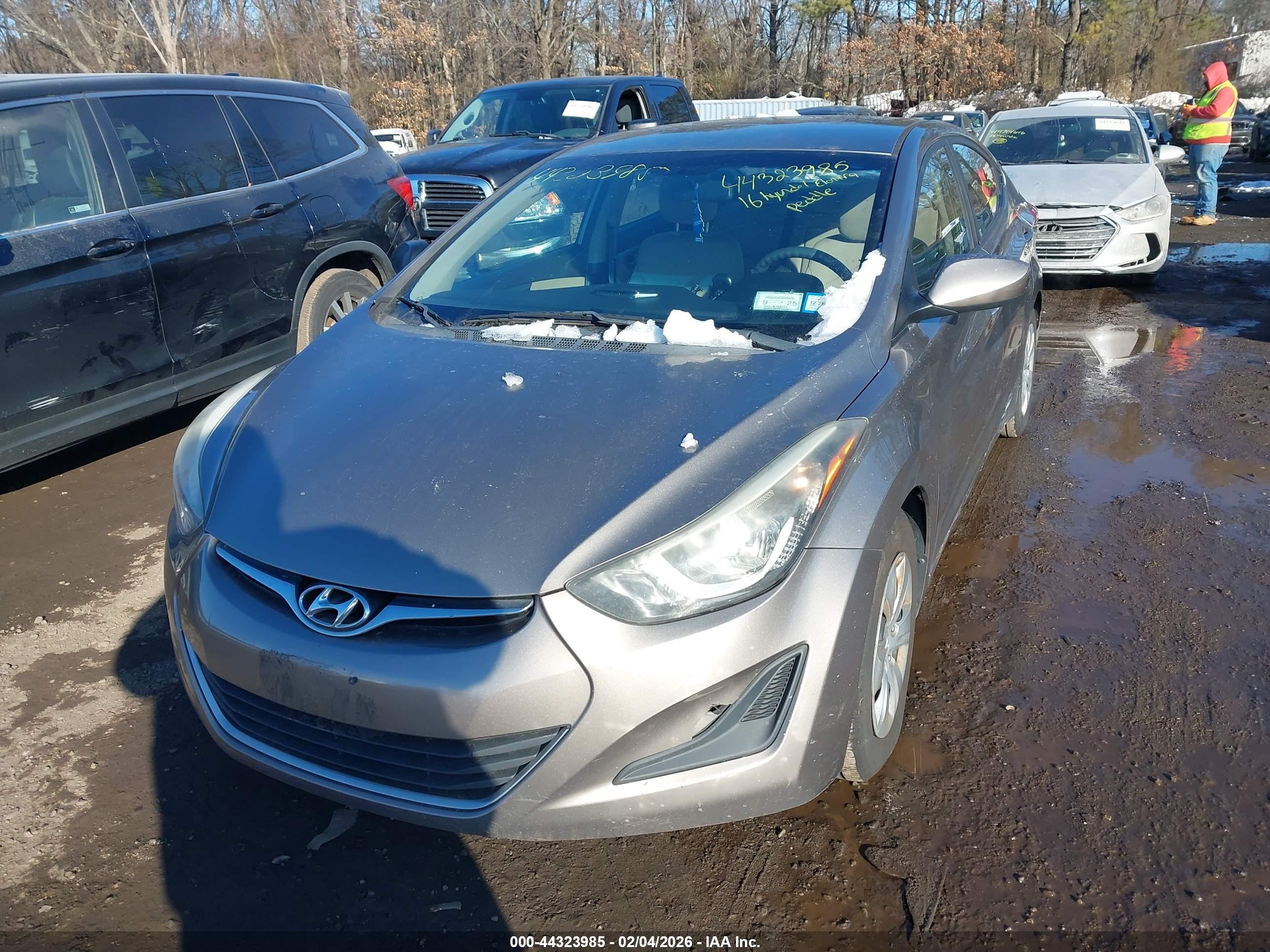 HYUNDAI ELANTRA image 6