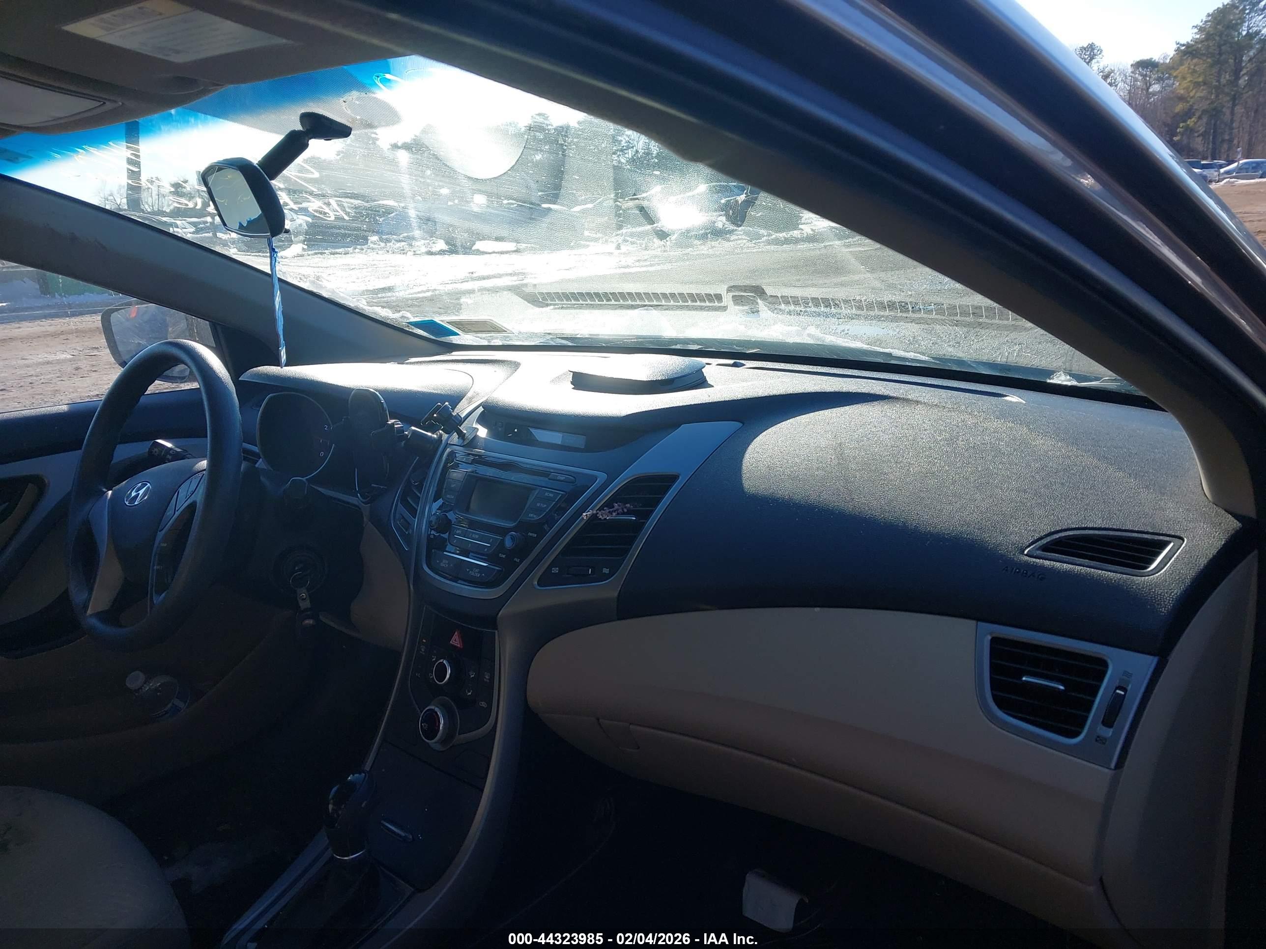 HYUNDAI ELANTRA image 8