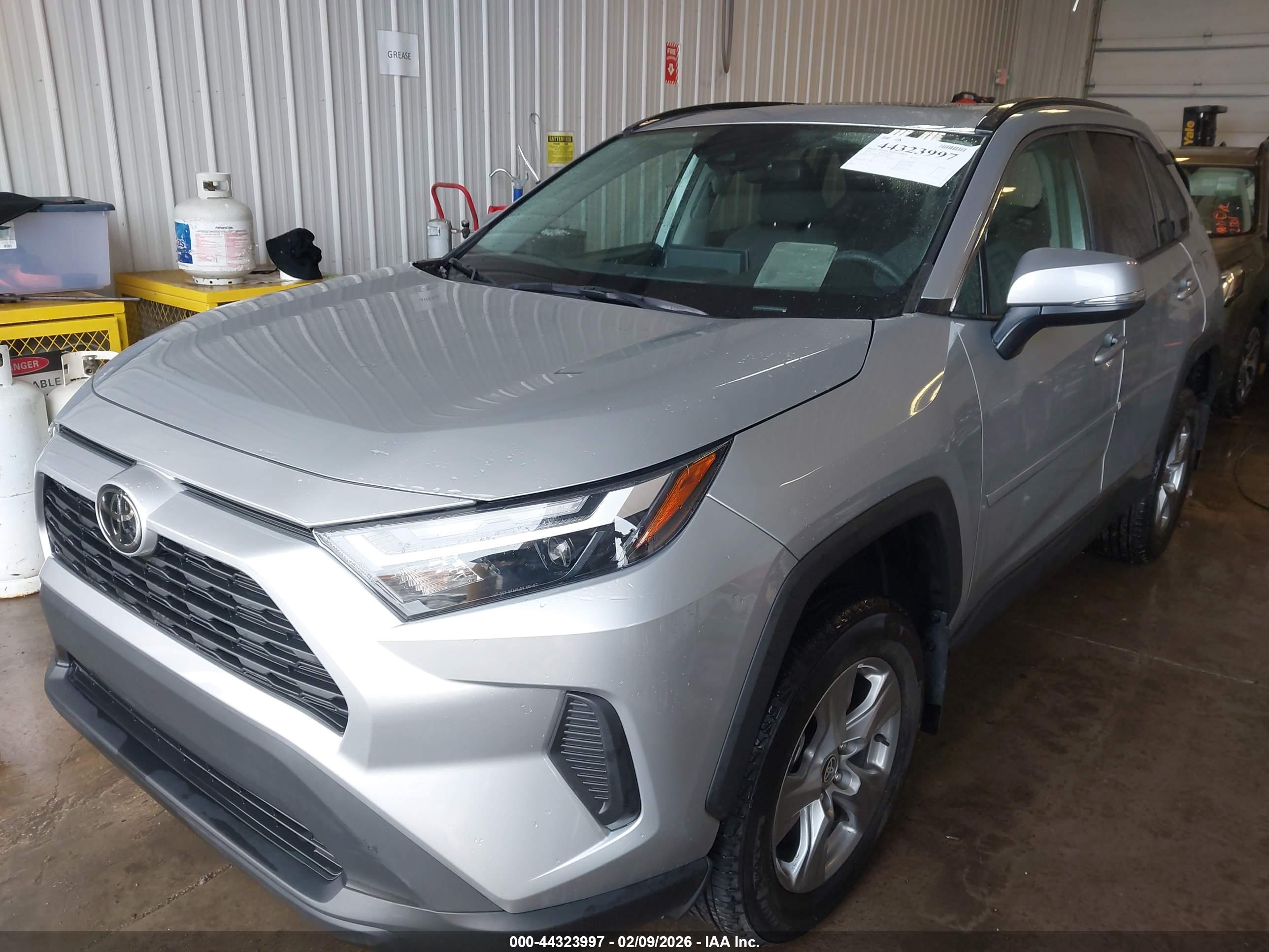 TOYOTA RAV4 image 2