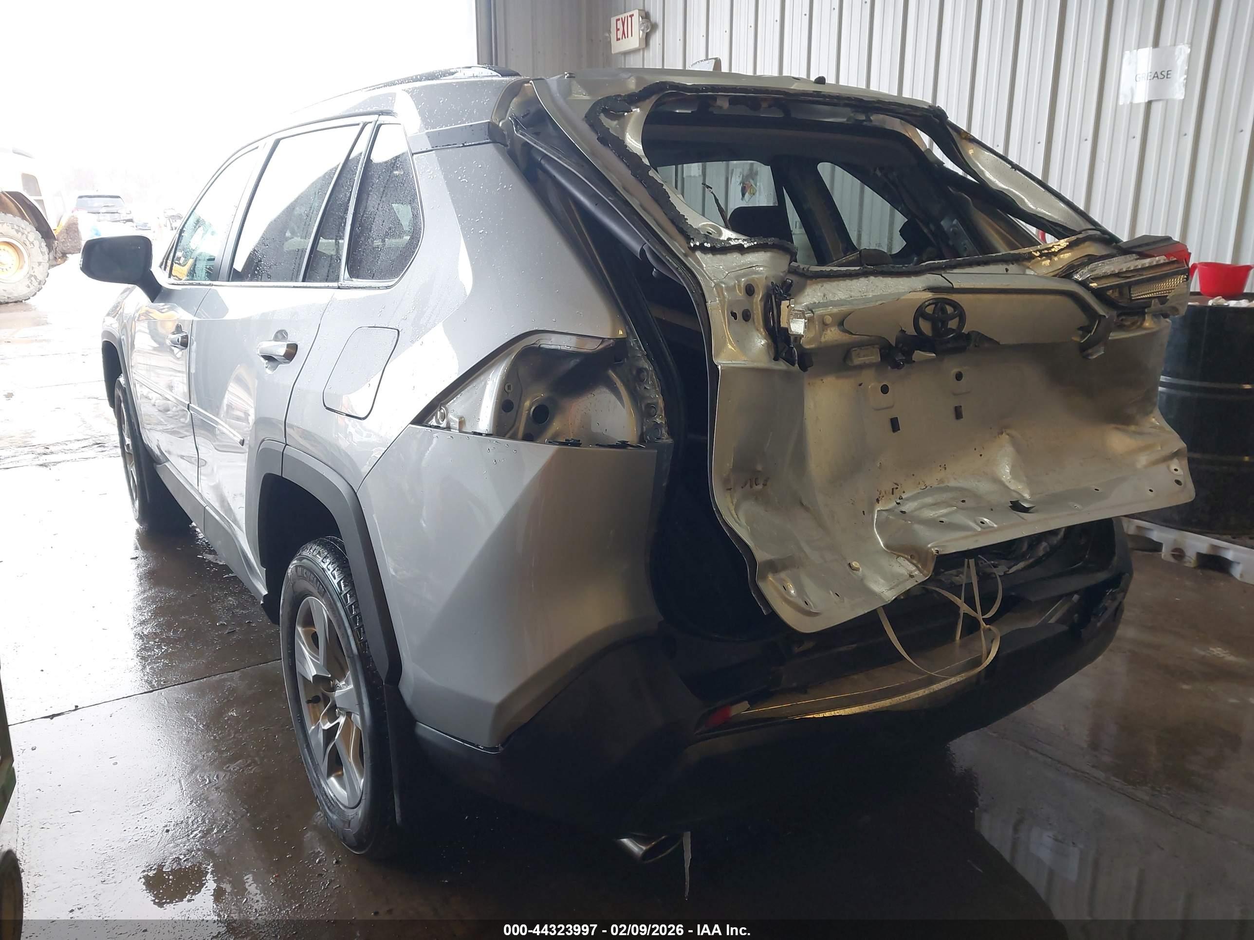 TOYOTA RAV4 image 3