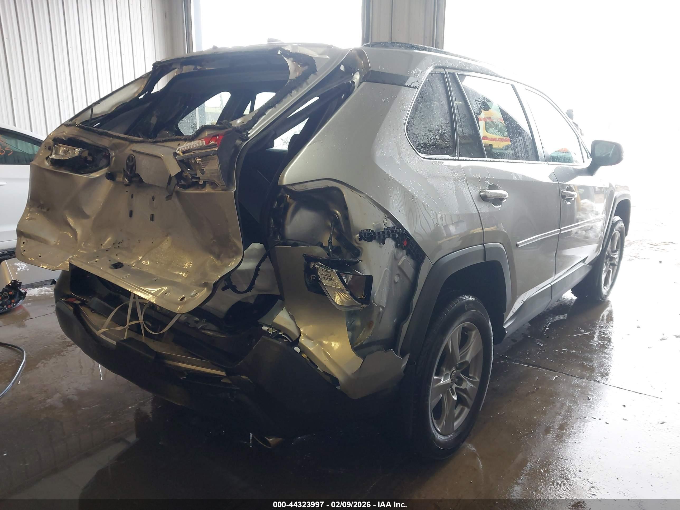 TOYOTA RAV4 image 4