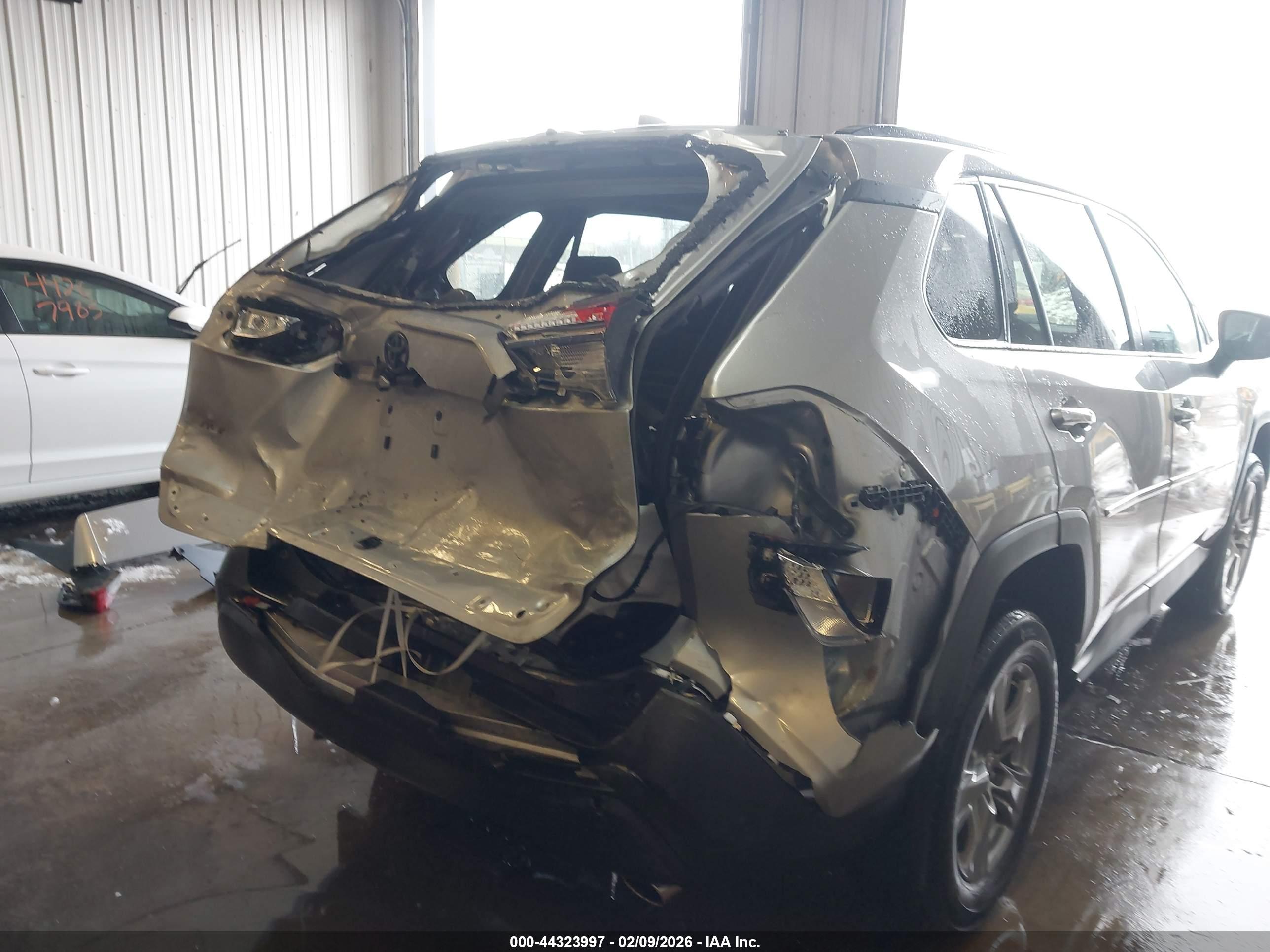 TOYOTA RAV4 image 6